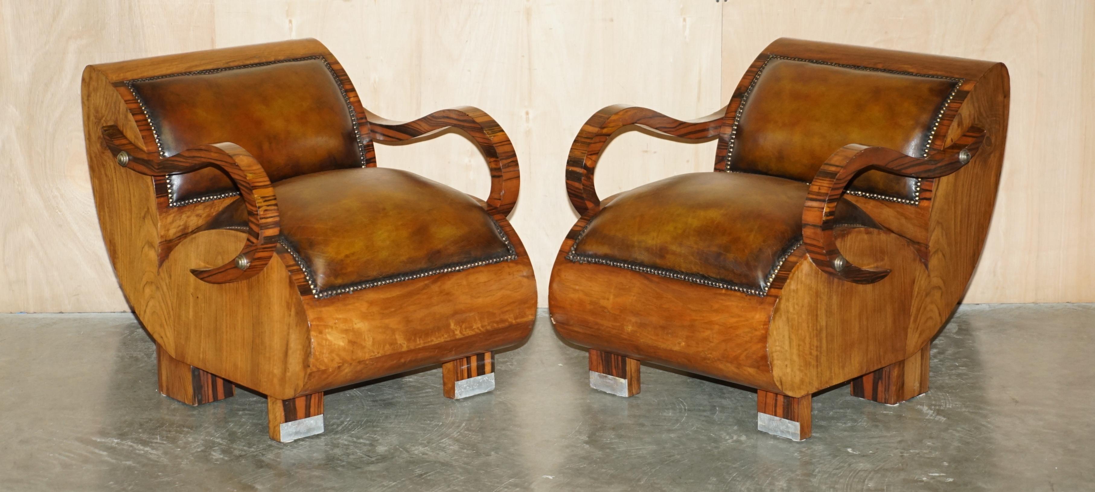 Royal House Antiques

Royal House Antiques freut sich, dieses atemberaubende, vollständig restaurierte Art Deco-Sofa und Sessel aus zigarrenbraunem Leder aus den 1920er Jahren mit Zebrano-Holzrahmen und Polsterung aus italienischem Russet-Leder zum