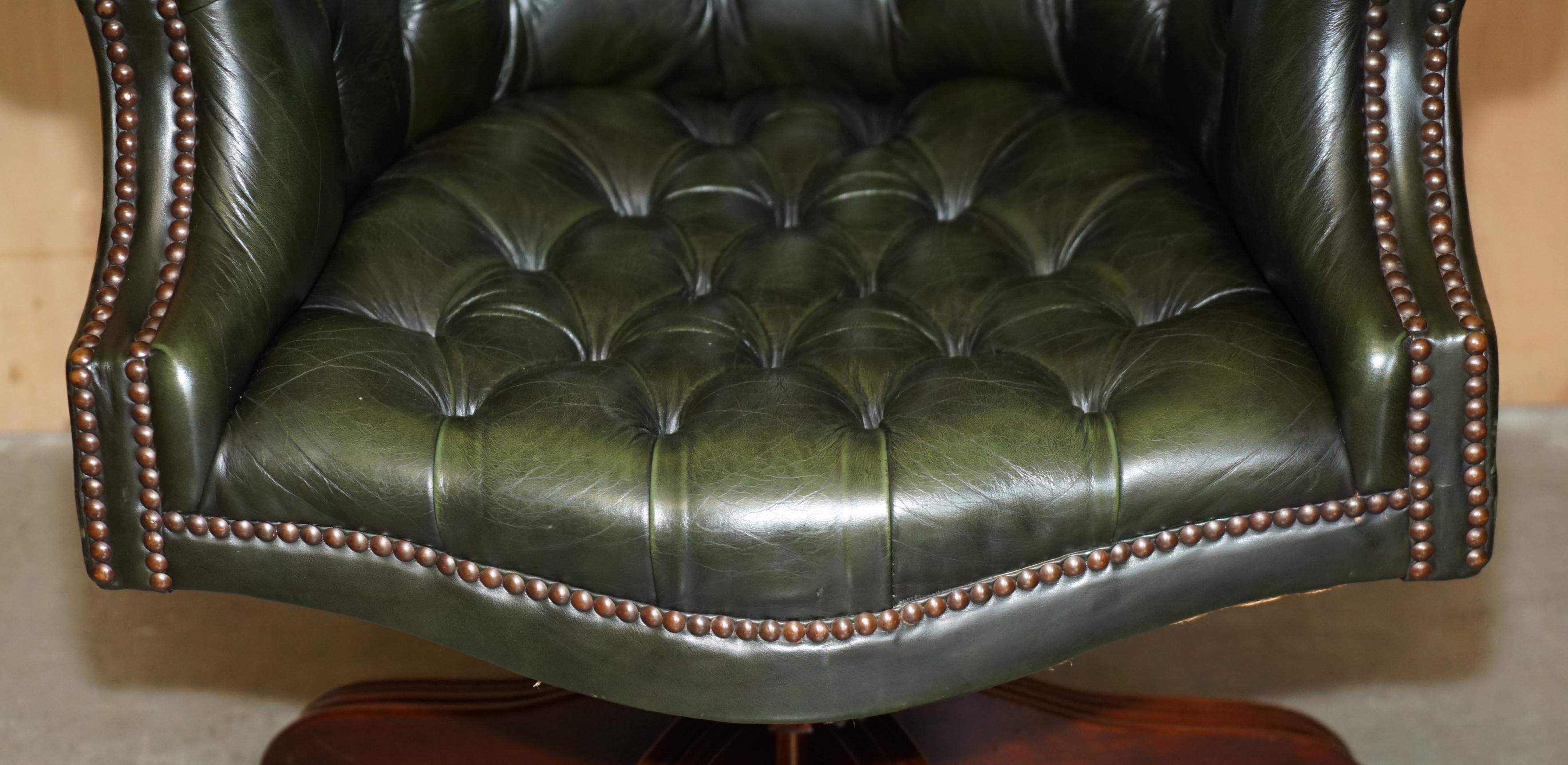 FAUTEUIL DE DIRECTEUR ART DECO EN CUIR VERT CHESTERFIELD CAPTAINS FAUTEUIL DE DIRECTEUR entièrement restauré en vente 2