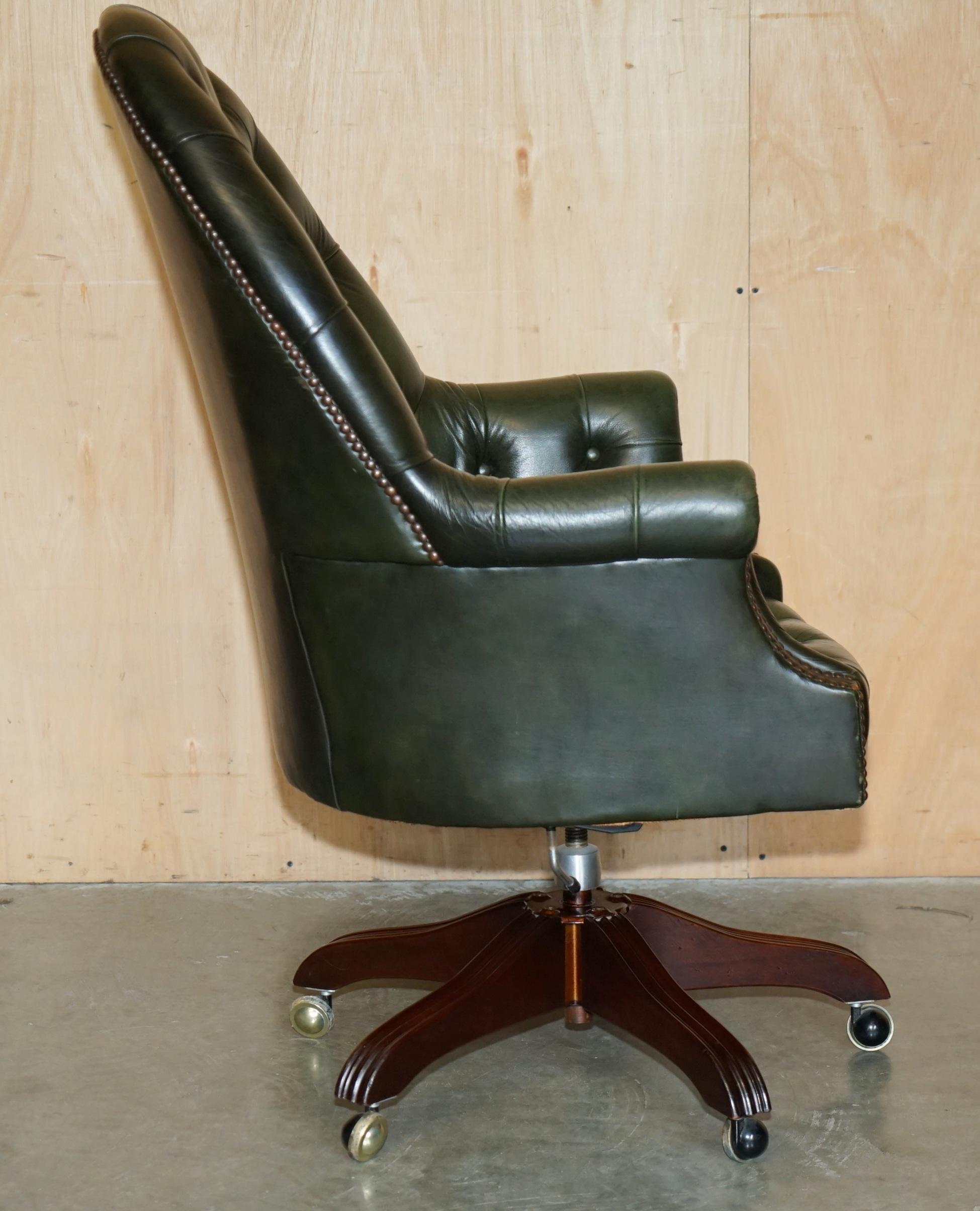 FAUTEUIL DE DIRECTEUR ART DECO EN CUIR VERT CHESTERFIELD CAPTAINS FAUTEUIL DE DIRECTEUR entièrement restauré en vente 7