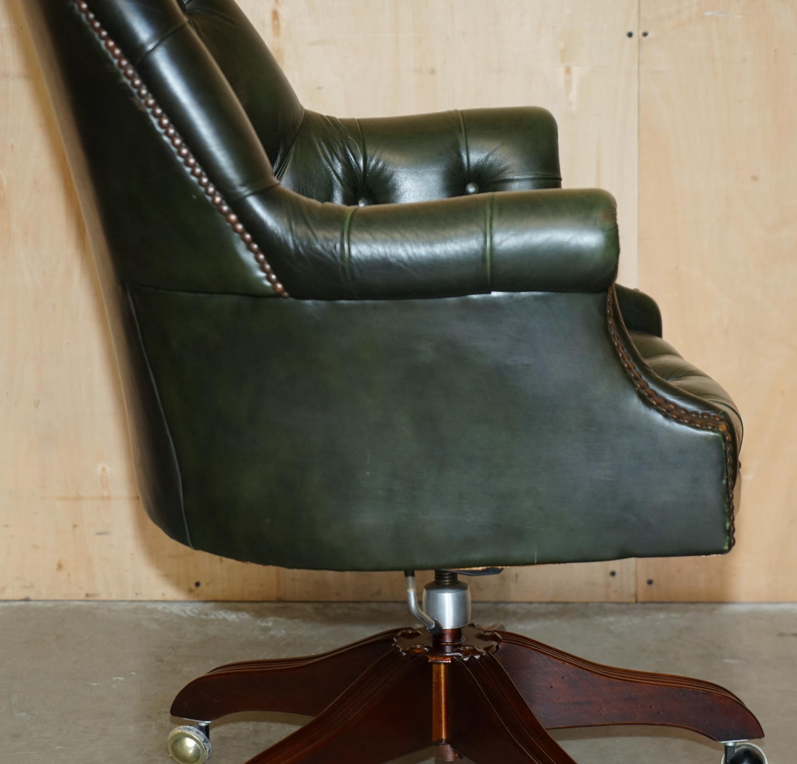 FAUTEUIL DE DIRECTEUR ART DECO EN CUIR VERT CHESTERFIELD CAPTAINS FAUTEUIL DE DIRECTEUR entièrement restauré en vente 8
