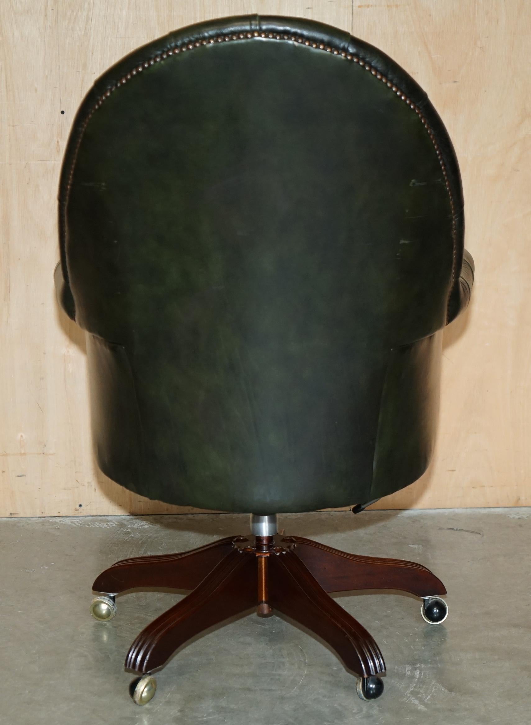 FAUTEUIL DE DIRECTEUR ART DECO EN CUIR VERT CHESTERFIELD CAPTAINS FAUTEUIL DE DIRECTEUR entièrement restauré en vente 10