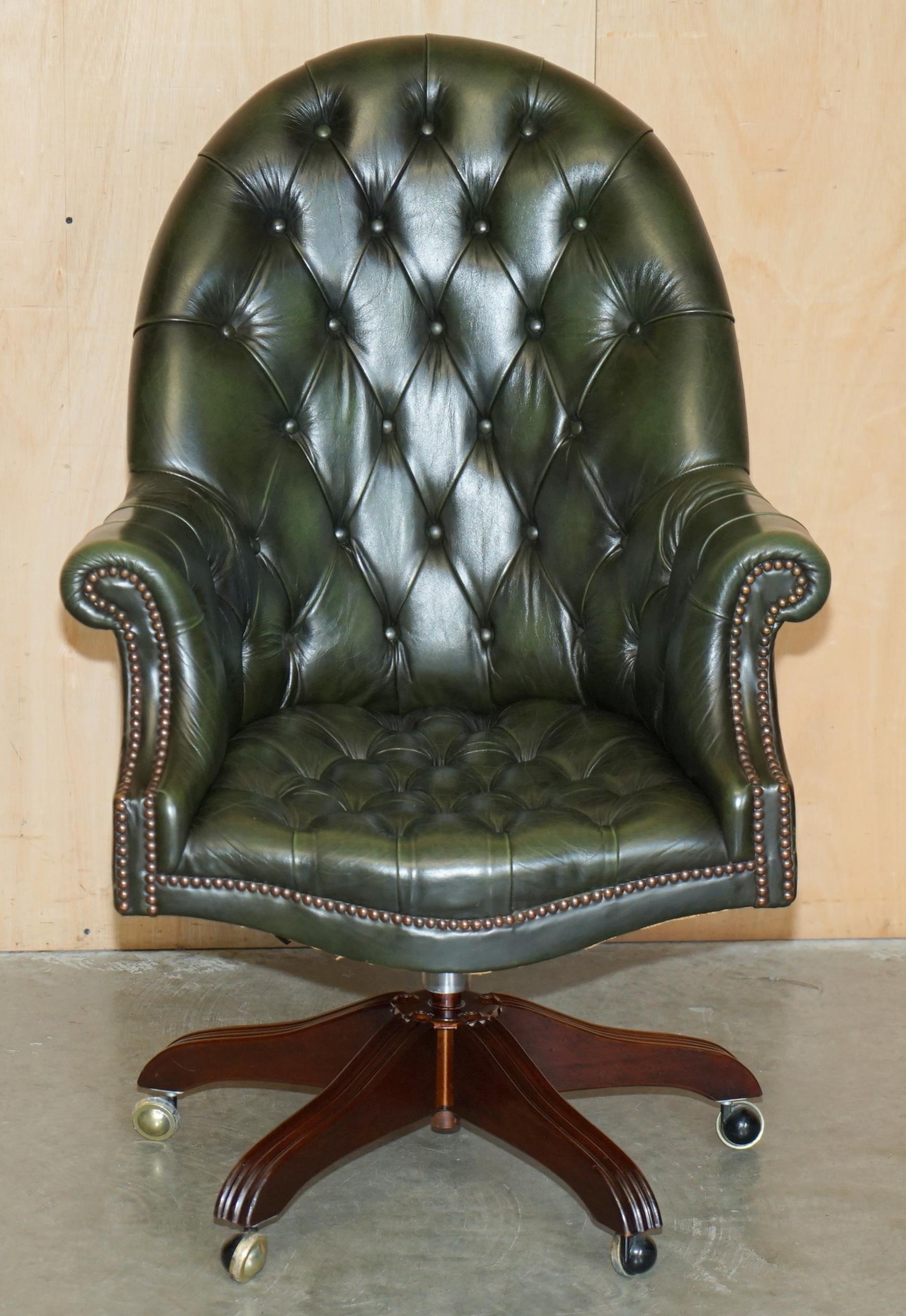 Royal House Antiques

The House Antiques a le plaisir de proposer à la vente ce charmant fauteuil de capitaine ou de directeur Chesterfield en cuir vert Art Deco, légèrement restauré.

Veuillez noter que les frais de livraison indiqués ne sont qu'un