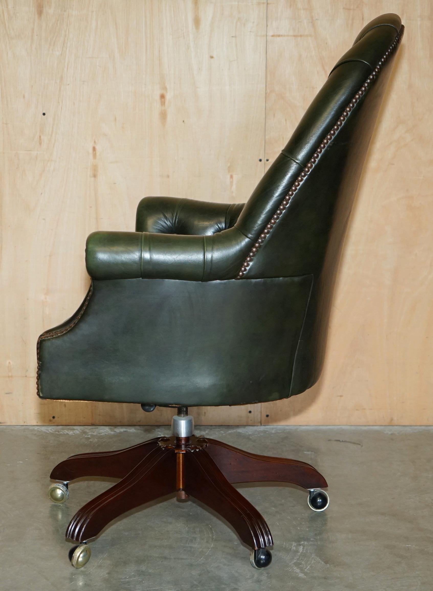 FAUTEUIL DE DIRECTEUR ART DECO EN CUIR VERT CHESTERFIELD CAPTAINS FAUTEUIL DE DIRECTEUR entièrement restauré en vente 12