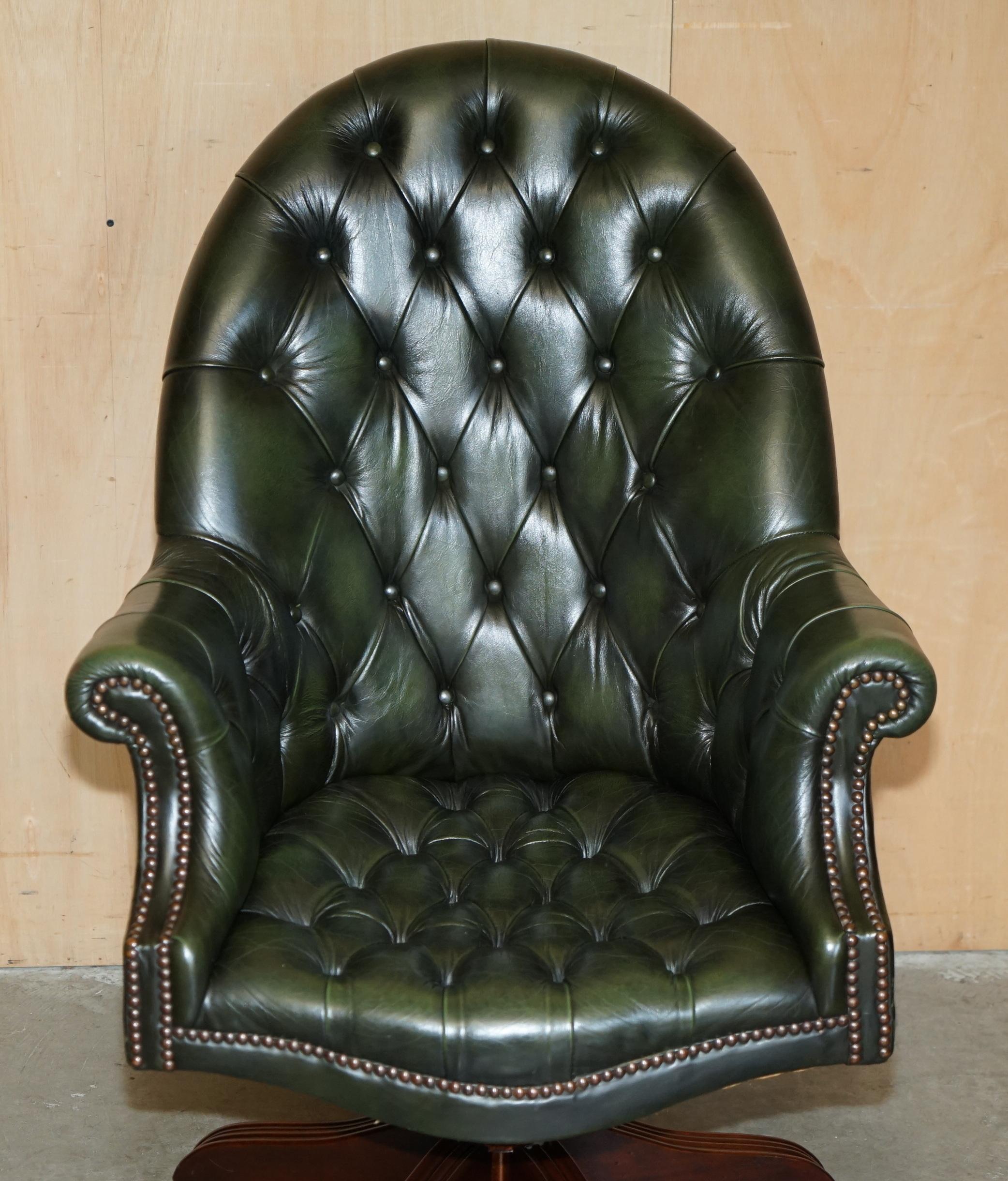 Art déco FAUTEUIL DE DIRECTEUR ART DECO EN CUIR VERT CHESTERFIELD CAPTAINS FAUTEUIL DE DIRECTEUR entièrement restauré en vente