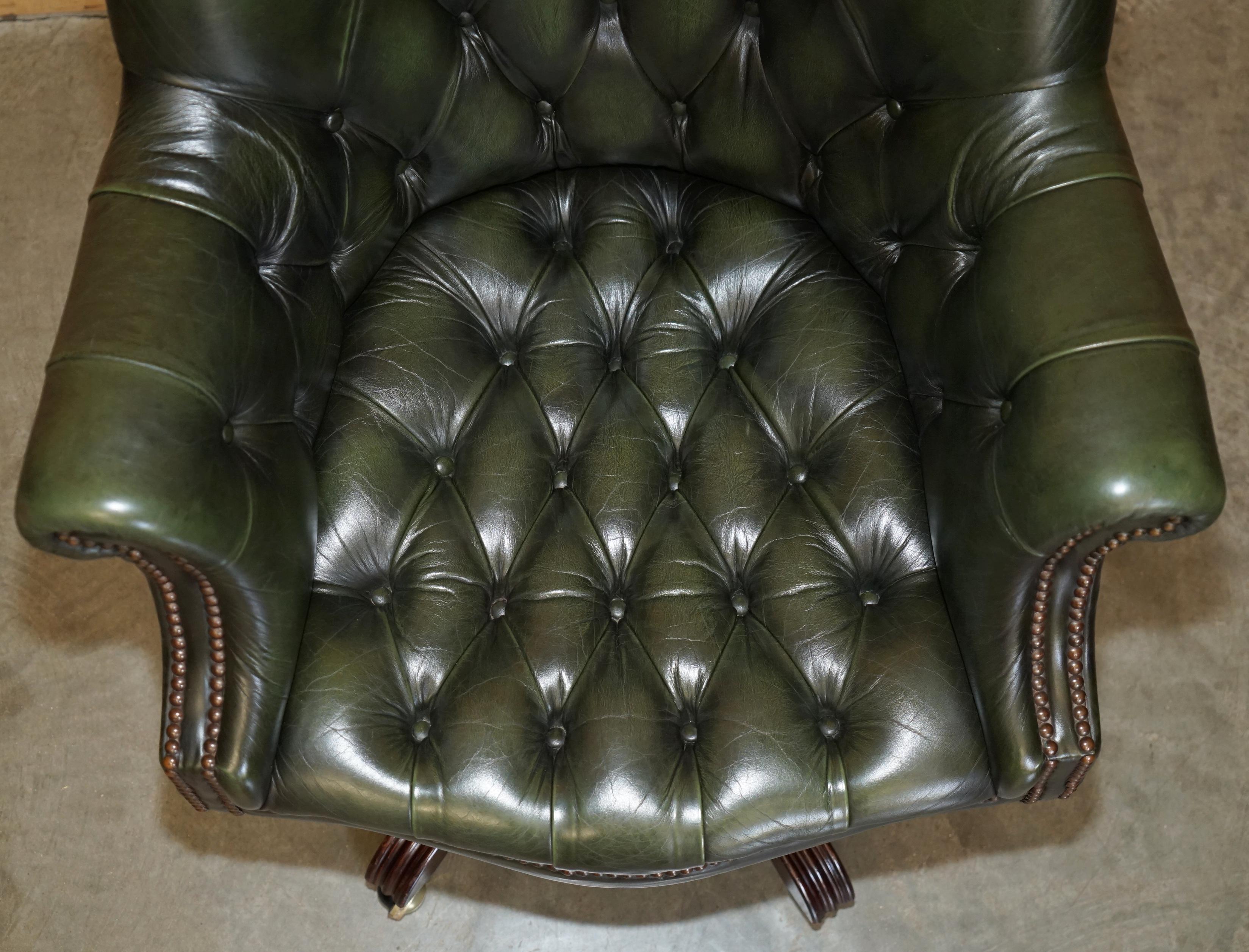 FAUTEUIL DE DIRECTEUR ART DECO EN CUIR VERT CHESTERFIELD CAPTAINS FAUTEUIL DE DIRECTEUR entièrement restauré Bon état - En vente à West Sussex, Pulborough