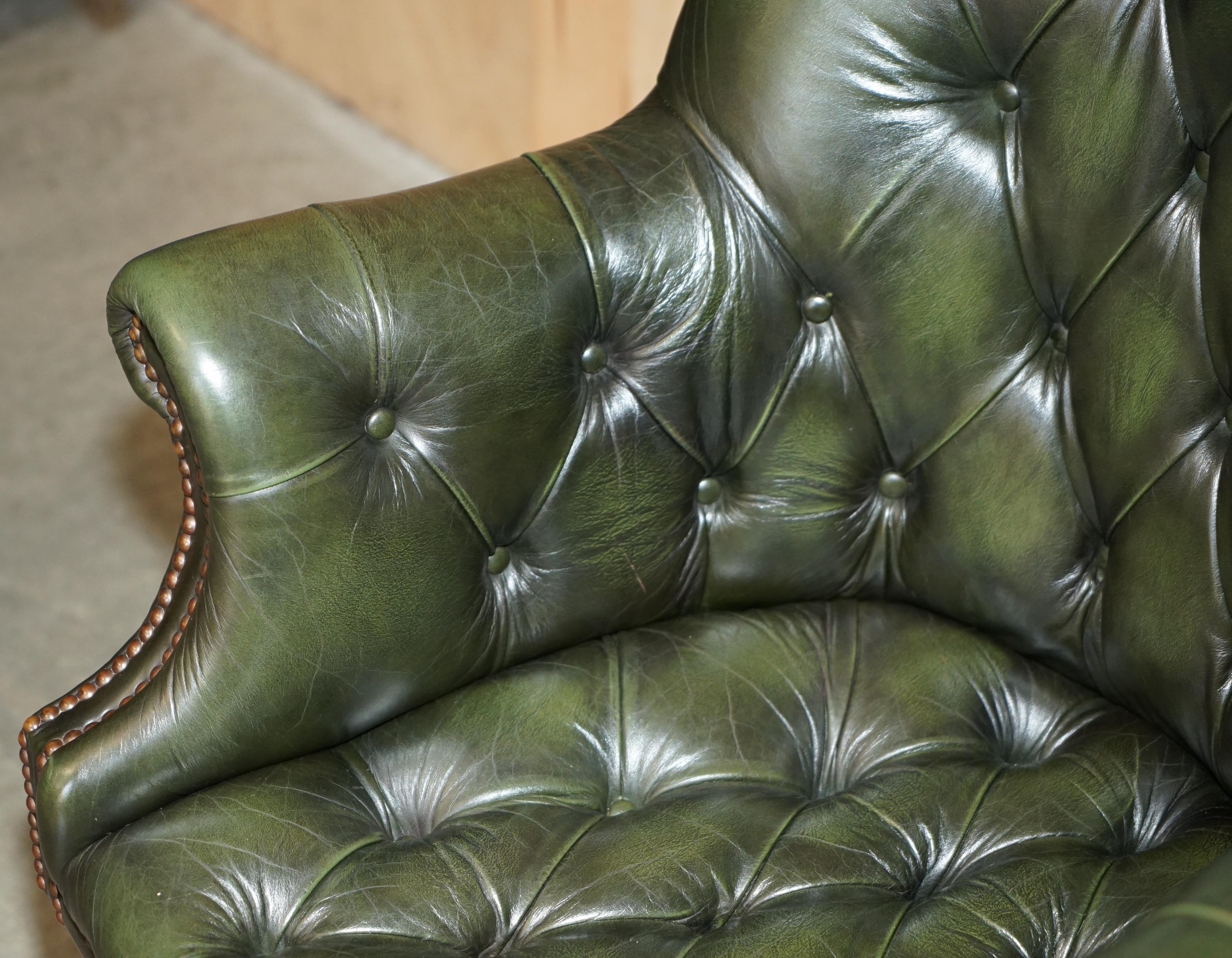 Milieu du XXe siècle FAUTEUIL DE DIRECTEUR ART DECO EN CUIR VERT CHESTERFIELD CAPTAINS FAUTEUIL DE DIRECTEUR entièrement restauré en vente
