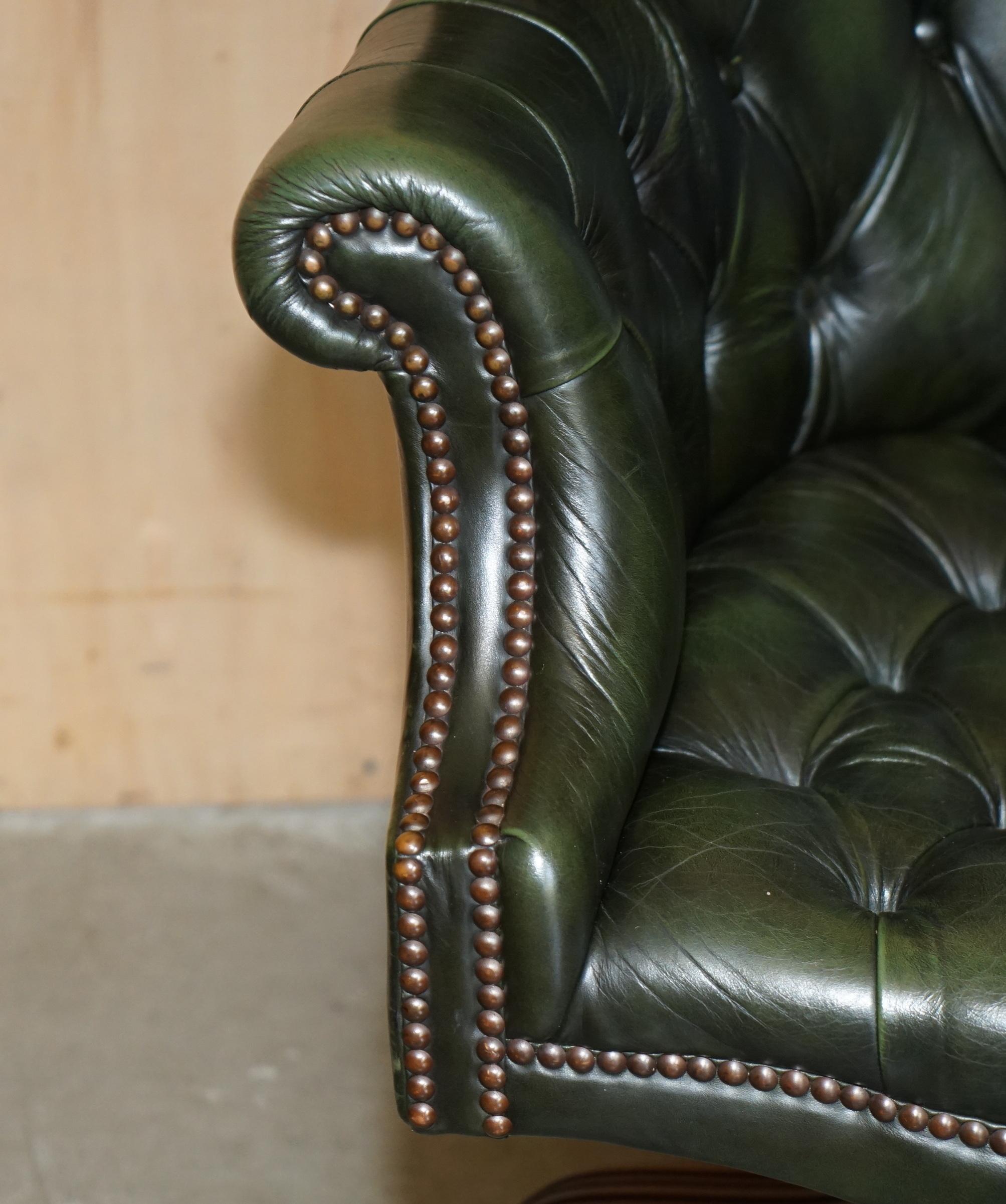 FAUTEUIL DE DIRECTEUR ART DECO EN CUIR VERT CHESTERFIELD CAPTAINS FAUTEUIL DE DIRECTEUR entièrement restauré en vente 1