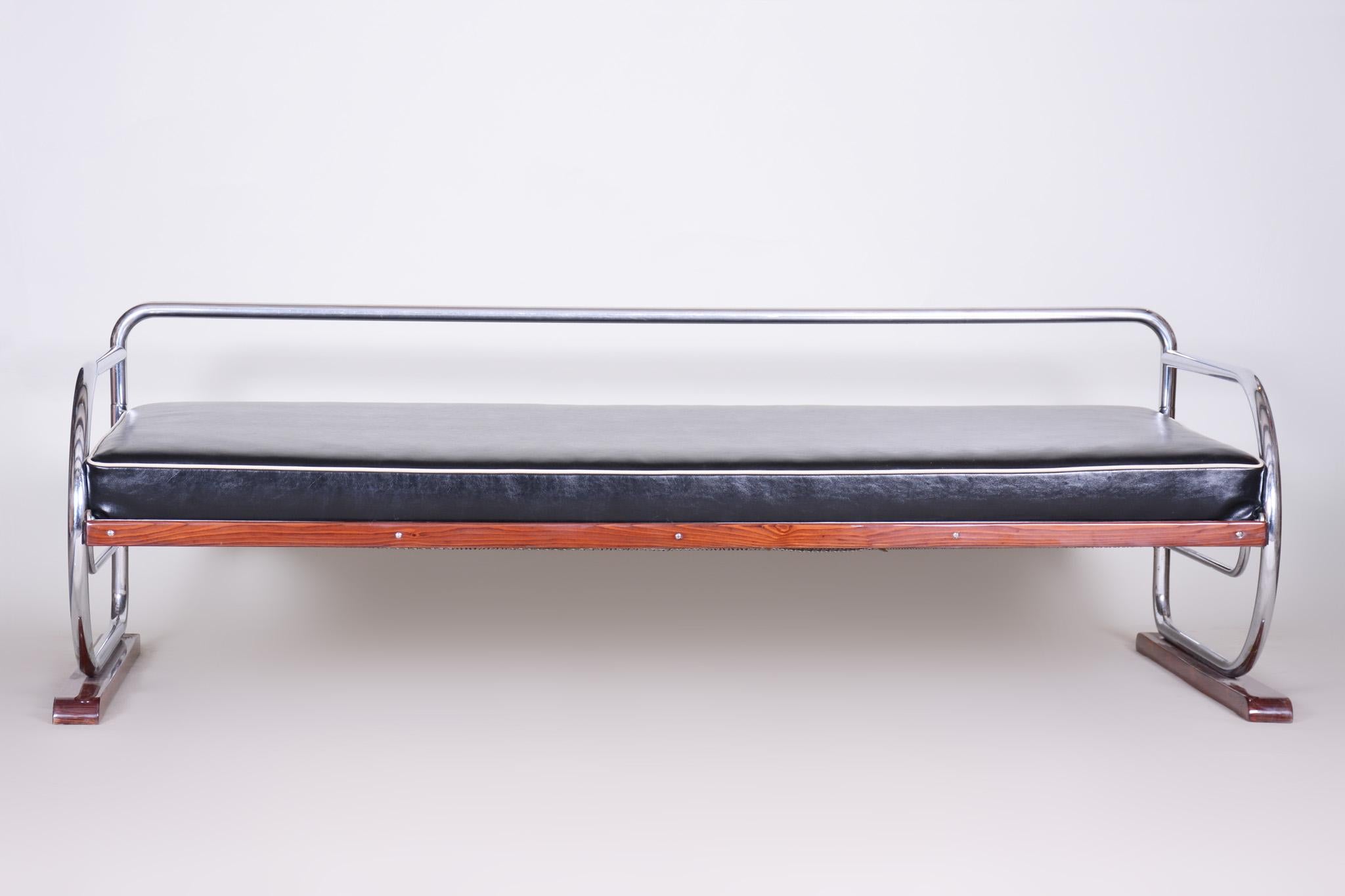 Bauhaus style sofa with a lacquered wood and chrome tubular steel frame.
Manufactured by Robert Slezák in the 1930s.
Chrome tubular steel is in perfect original condition.
Upholstered to high quality black leather.
Source: Czechia
