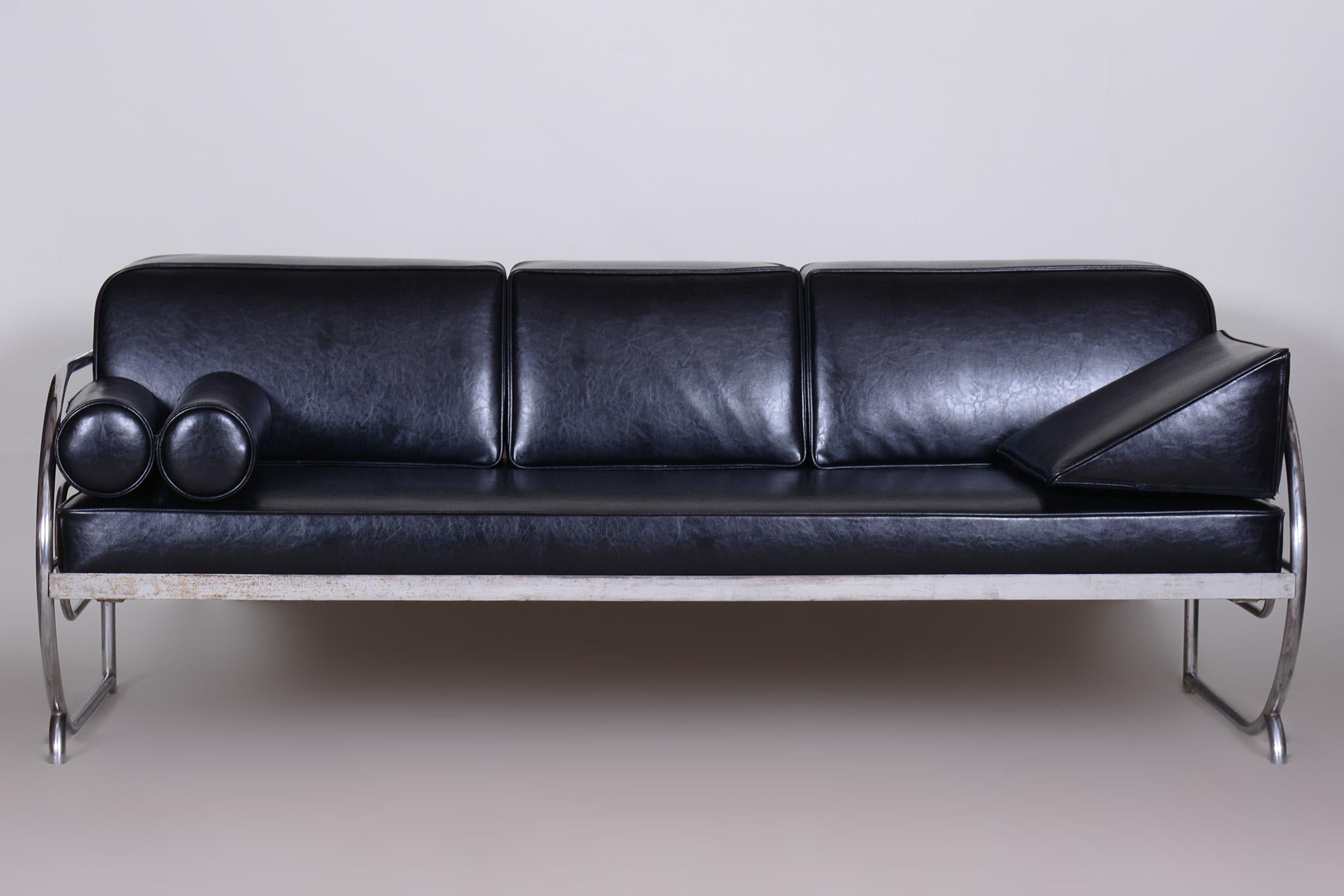 Restauriertes Sofa im Bauhaus-Stil mit verchromtem Stahlrohrgestell.

Hergestellt von Robert Slezák in den 1930er Jahren.
Das Sofa ist mit hochwertigem schwarzem Leder gepolstert.
Quelle: Tschechische Republik (Tschechoslowakei).