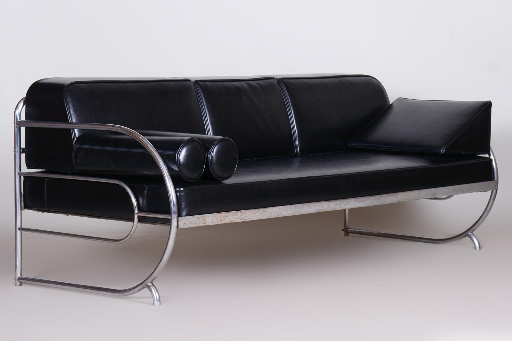 Fully Restored Bauhaus Black Leather Tubular Chrome Sofa by Robert Slezák, 1930s In Good Condition For Sale In Horomerice, CZ
