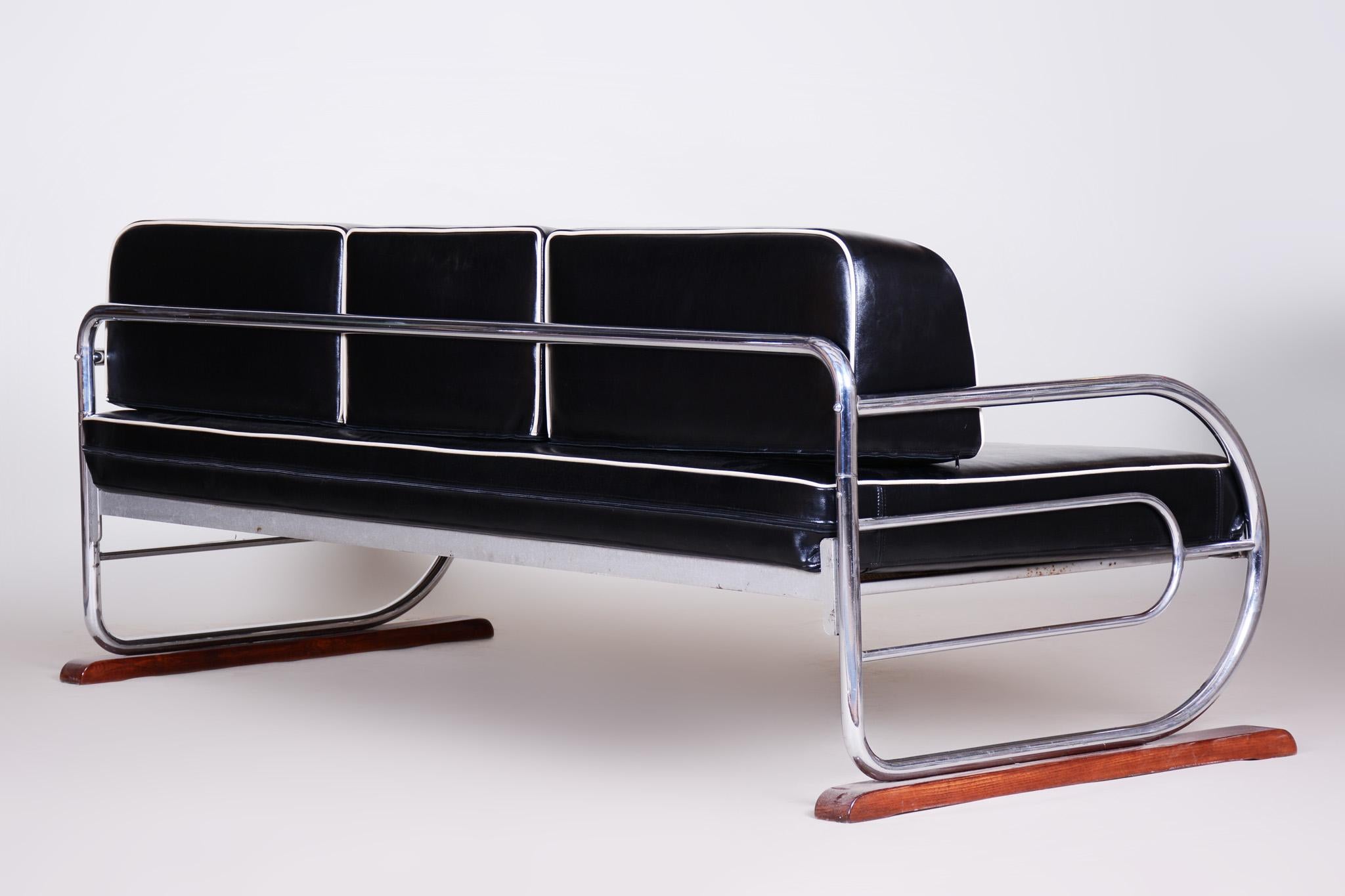 Fully Restored Bauhaus Black Leather Tubular Chrome Sofa by Robert Slezák, 1930s In Good Condition In Horomerice, CZ