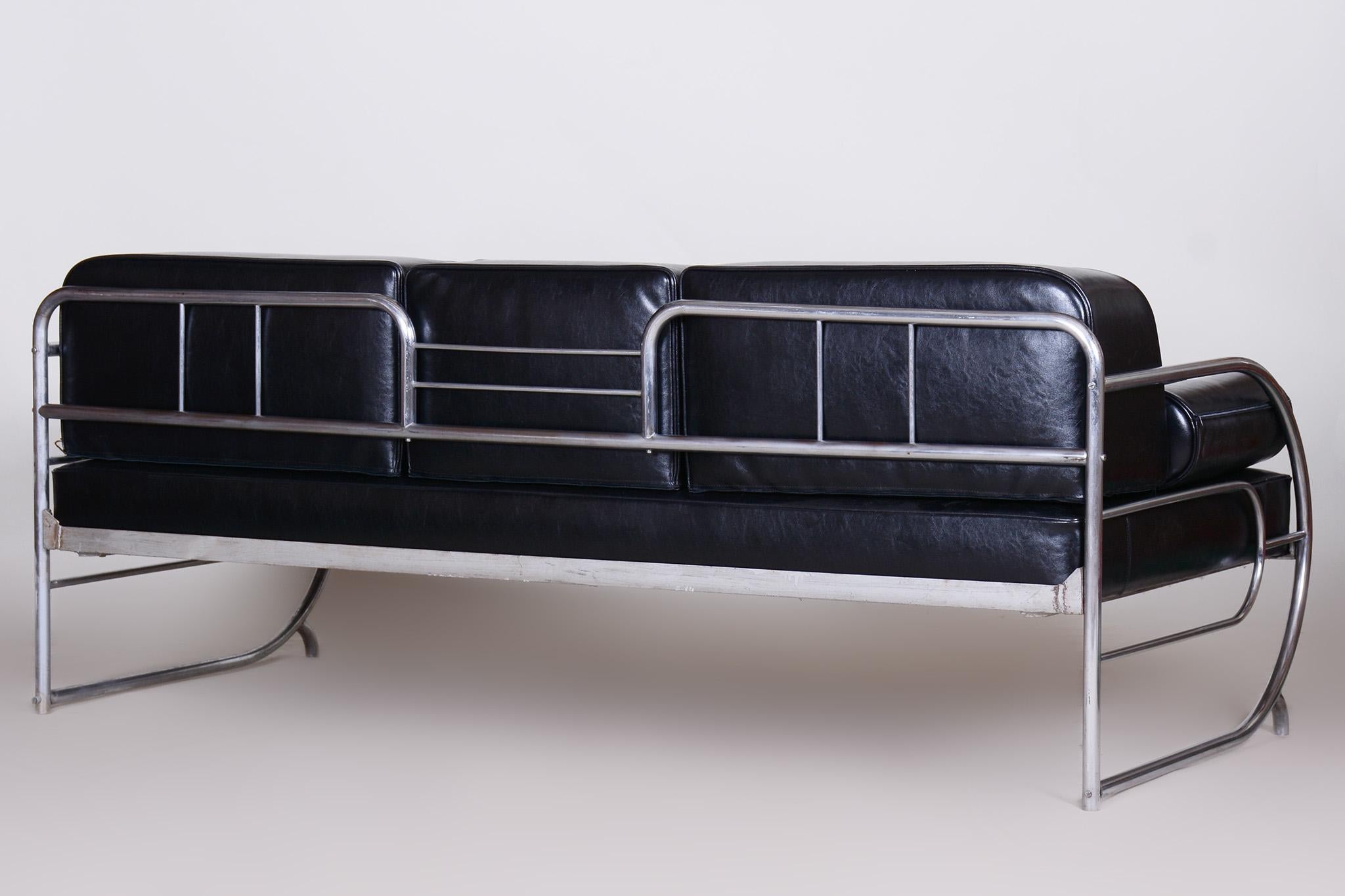 Fully Restored Bauhaus Black Leather Tubular Chrome Sofa by Robert Slezák, 1930s For Sale 1