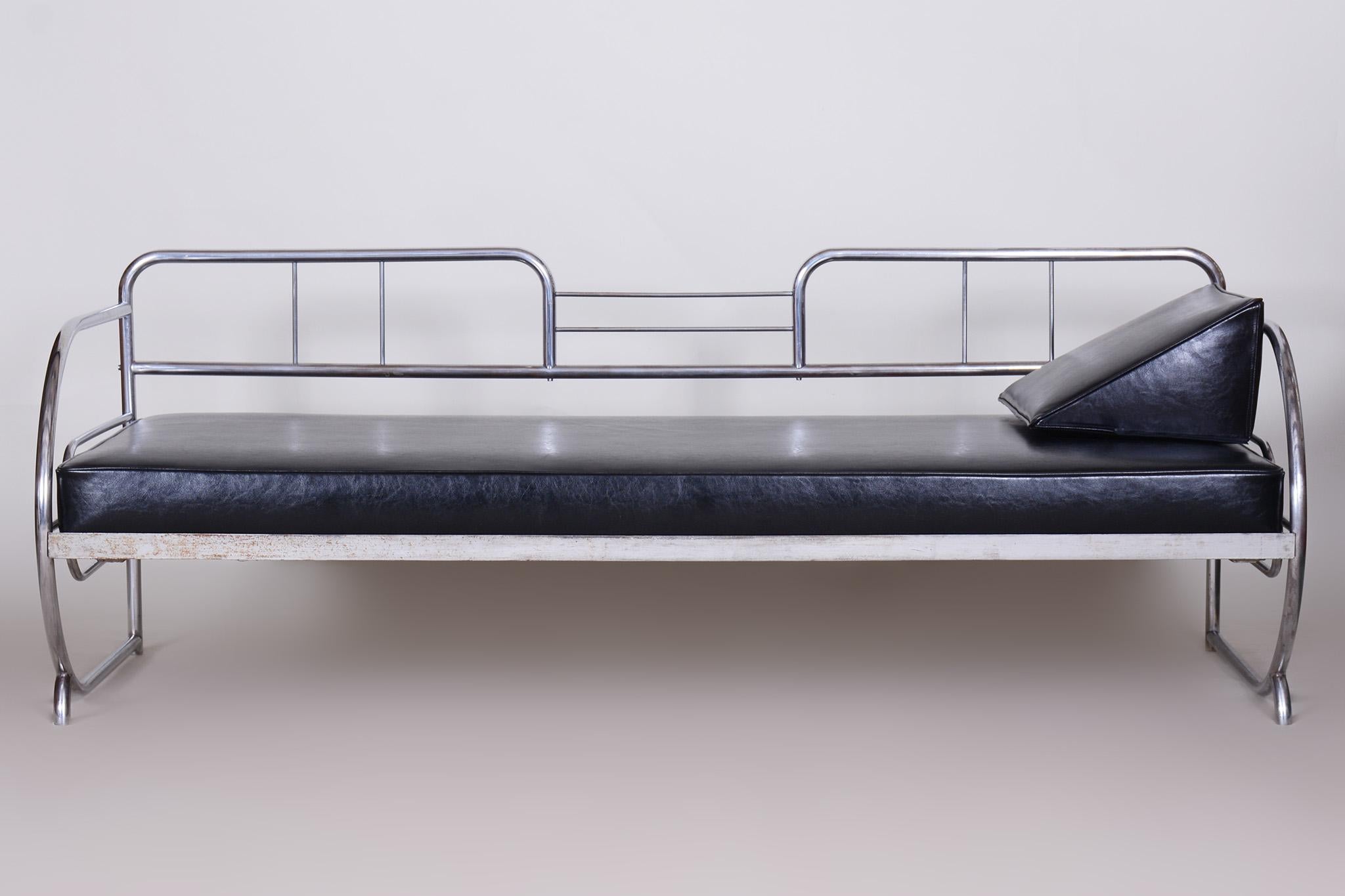 Fully Restored Bauhaus Black Leather Tubular Chrome Sofa by Robert Slezák, 1930s For Sale 4