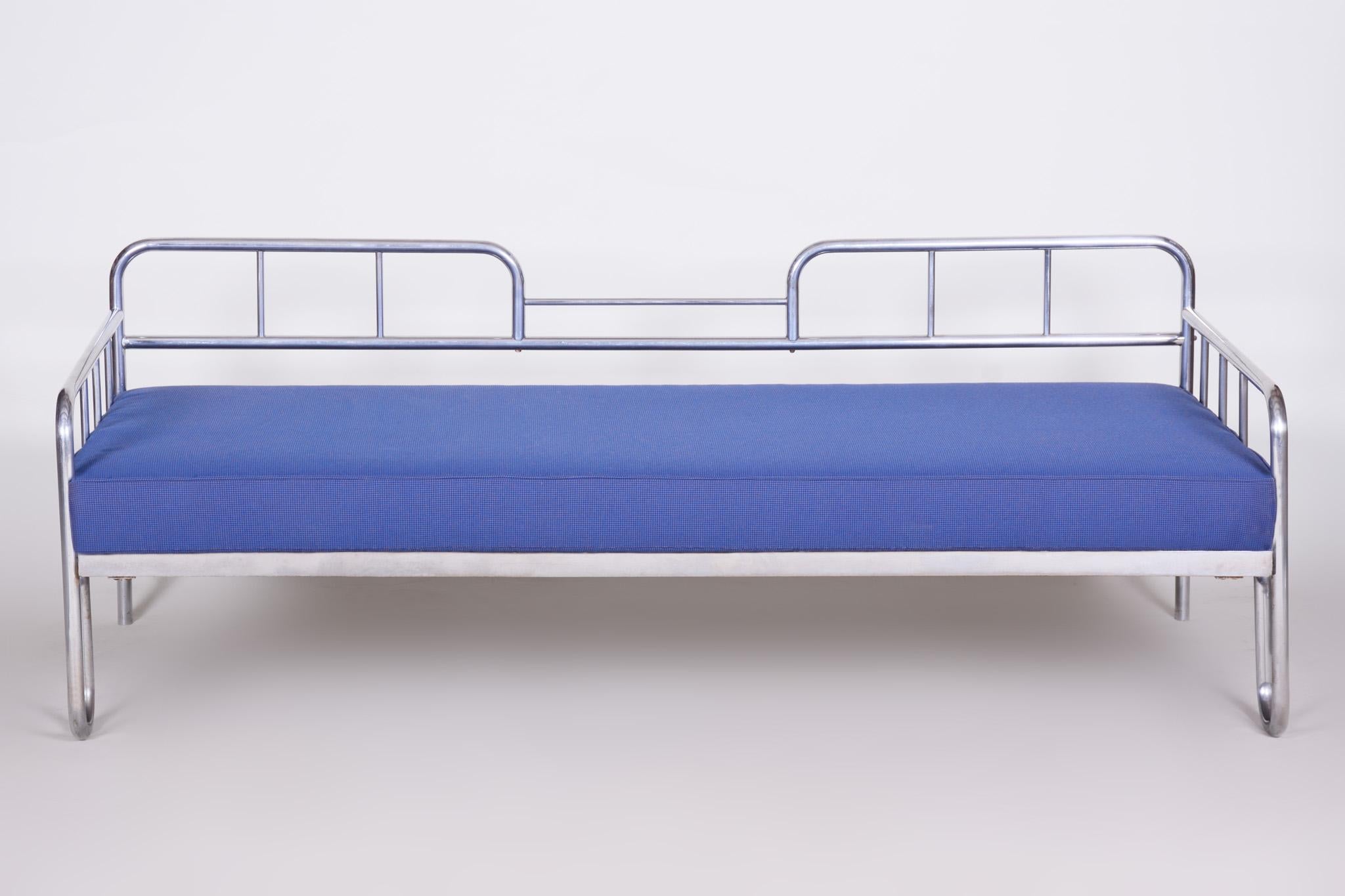 Sofá de estilo Bauhaus con armazón de tubo de acero cromado.
Fabricado en la década de 1930.
El tubo de acero cromado está en perfecto estado original.
Tapicería nueva con tejido de alta calidad.
Fuente: Chequia (Checoslovaquia).
