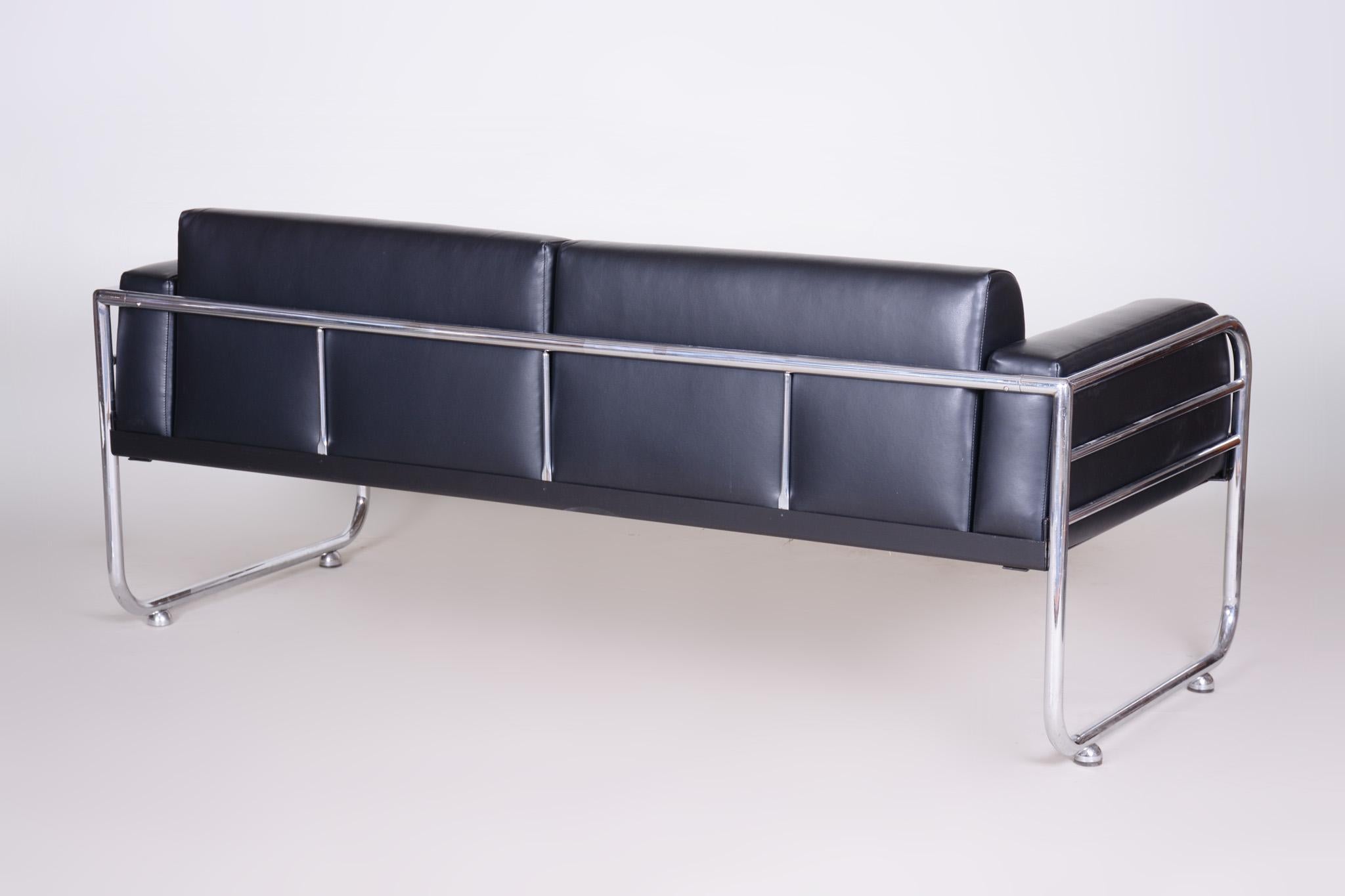 Fully Restored Bauhaus Leather and Chrome Sofa by Vichr a Spol, 1930s Czechia For Sale 6