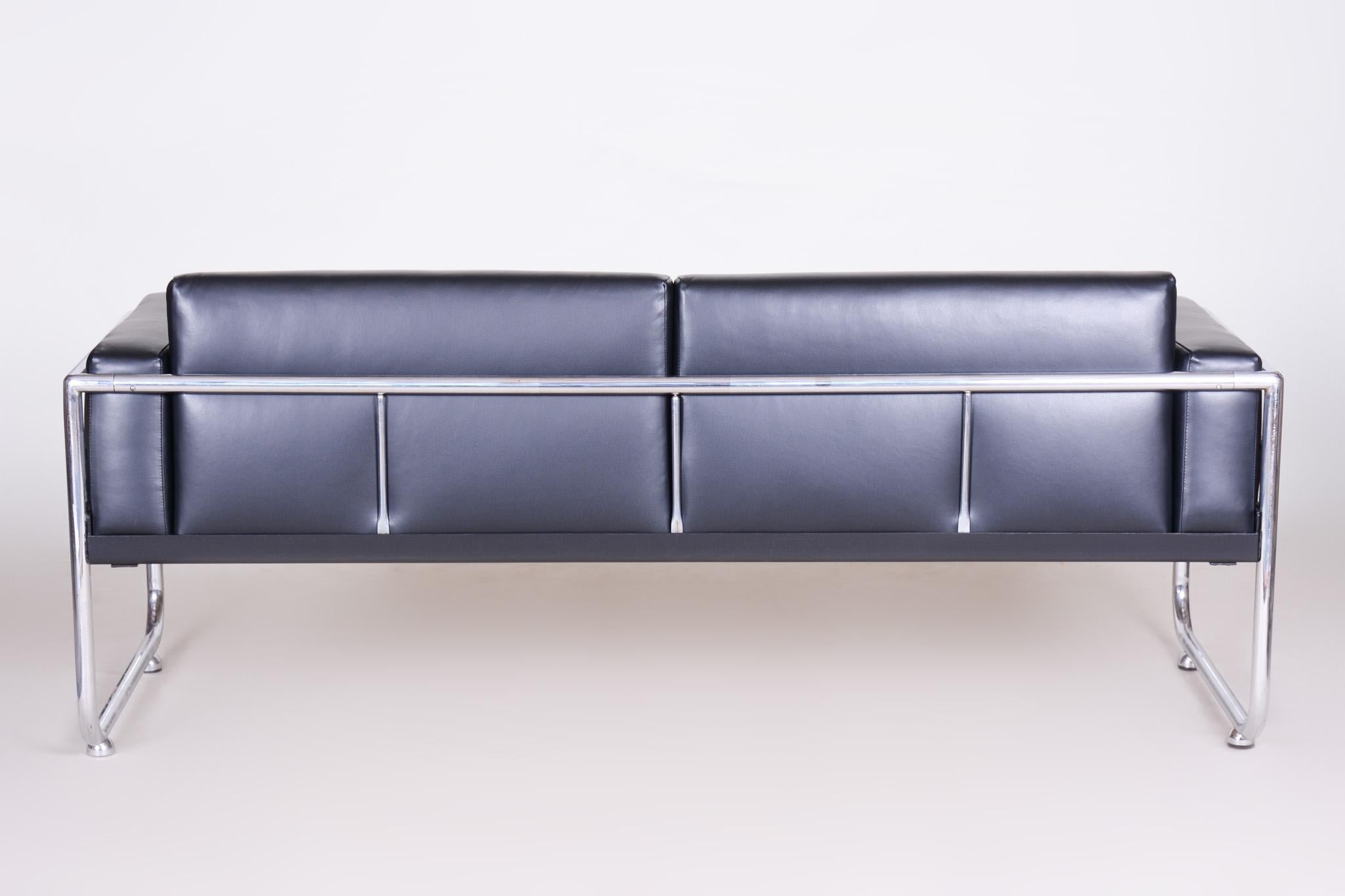 Fully Restored Bauhaus Leather and Chrome Sofa by Vichr a Spol, 1930s Czechia For Sale 7