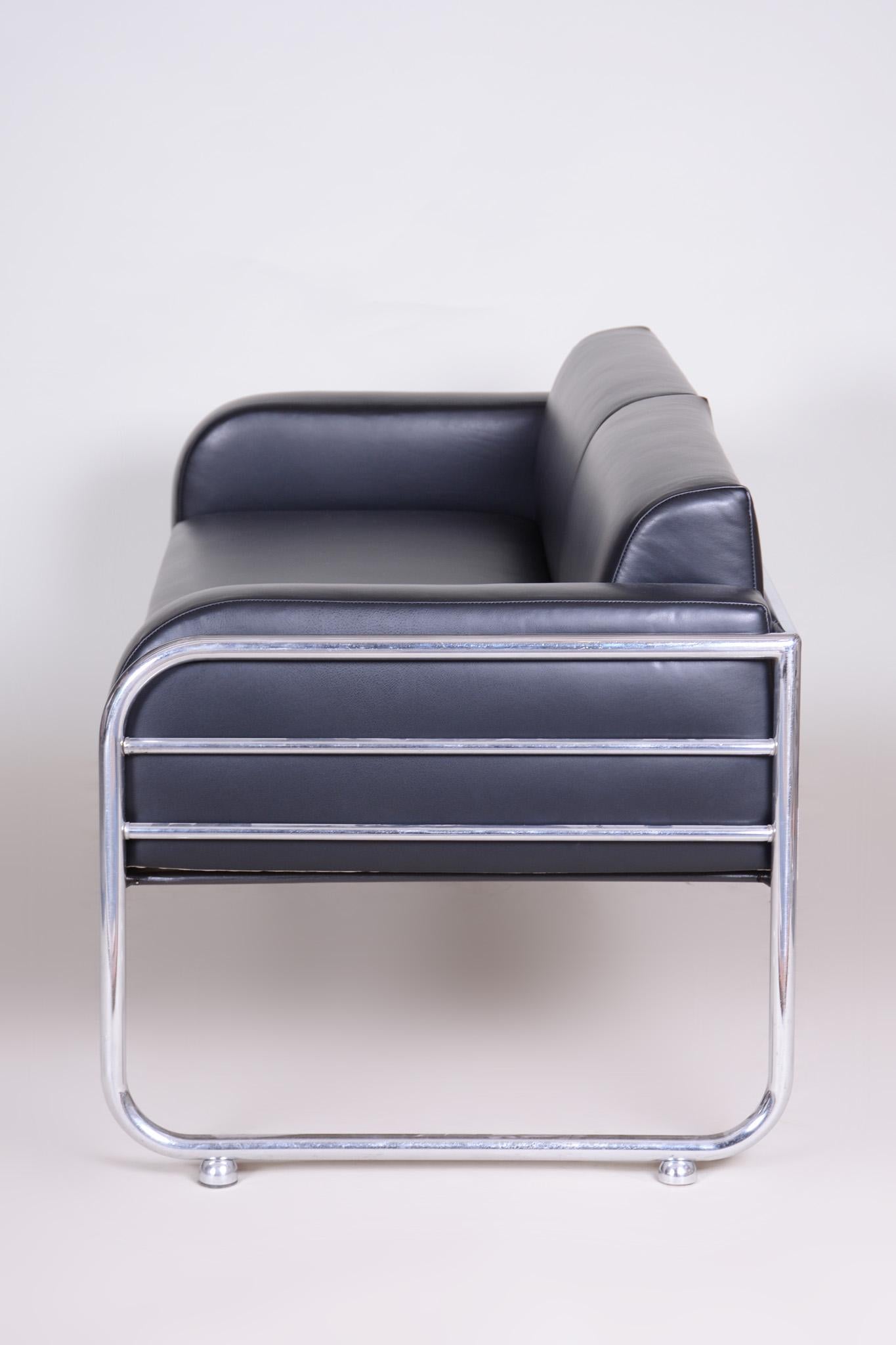Fully Restored Bauhaus Leather and Chrome Sofa by Vichr a Spol, 1930s Czechia For Sale 8