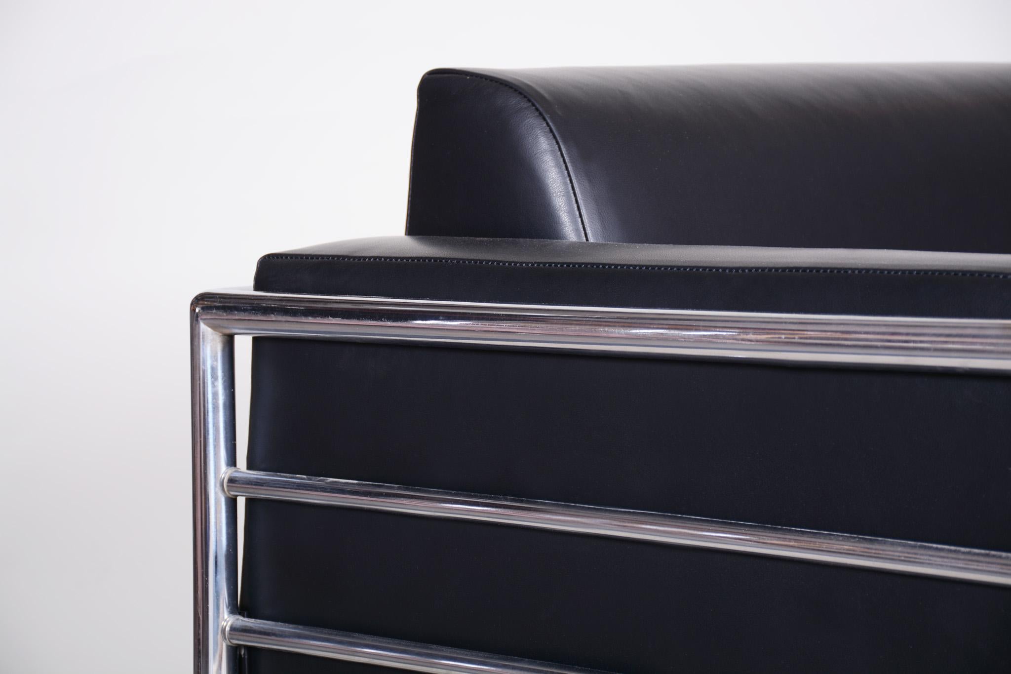 Sofa im Bauhaus-Stil mit verchromtem Stahlrohrgestell.
Hergestellt von Vichr a Spol in den 1930er Jahren.
Das verchromte Stahlrohr ist in perfektem Originalzustand.
Gepolstert mit hochwertigem Leder
Quelle: Tschechische Republik