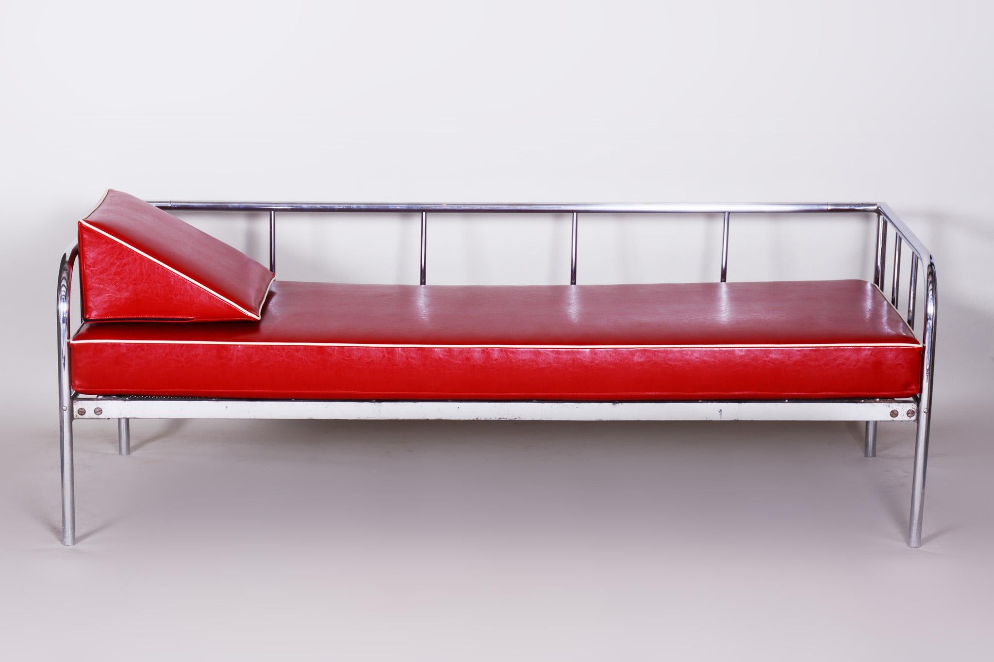 Canapé de style Bauhaus avec structure en acier tubulaire chromé.
Fabriqué par Vichr a Spol dans les années 1930.
L'acier tubulaire chromé est en parfait état d'origine.
Rembourrage en cuir de haute qualité
Source : Tchèque (Tchécoslovaquie).