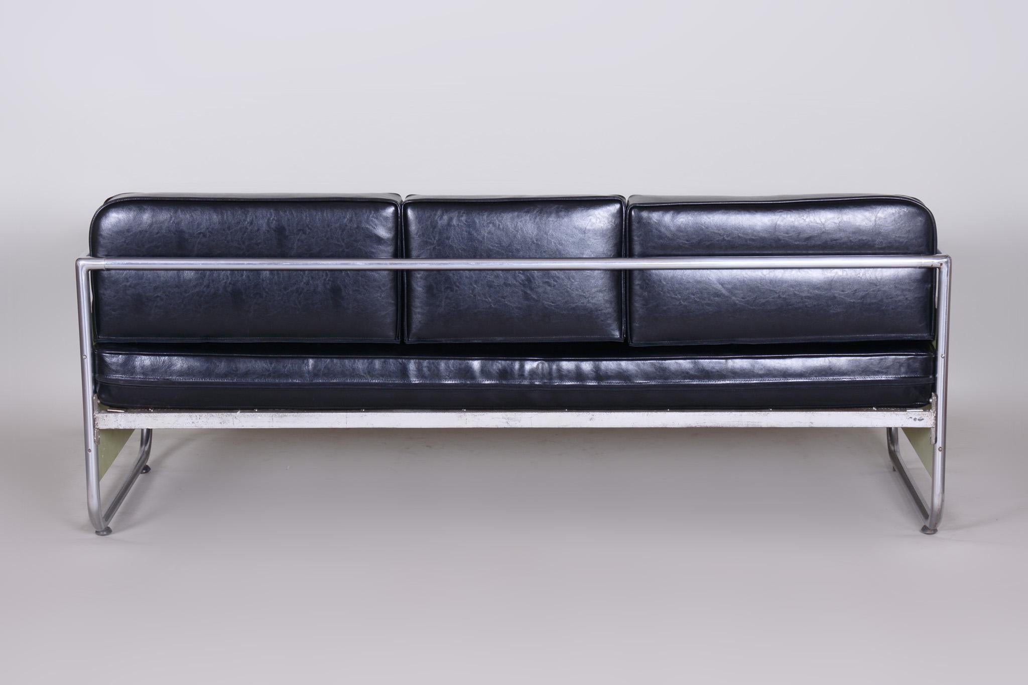 Canapé de style Bauhaus avec cadre en acier tubulaire chromé.
Fabriqué par Vichr a Spol dans les années 1930.
L'acier tubulaire chromé est en parfait état d'origine.
Rembourrage en cuir de haute qualité
Source : Tchécoslovaquie (Czechoslovakia).