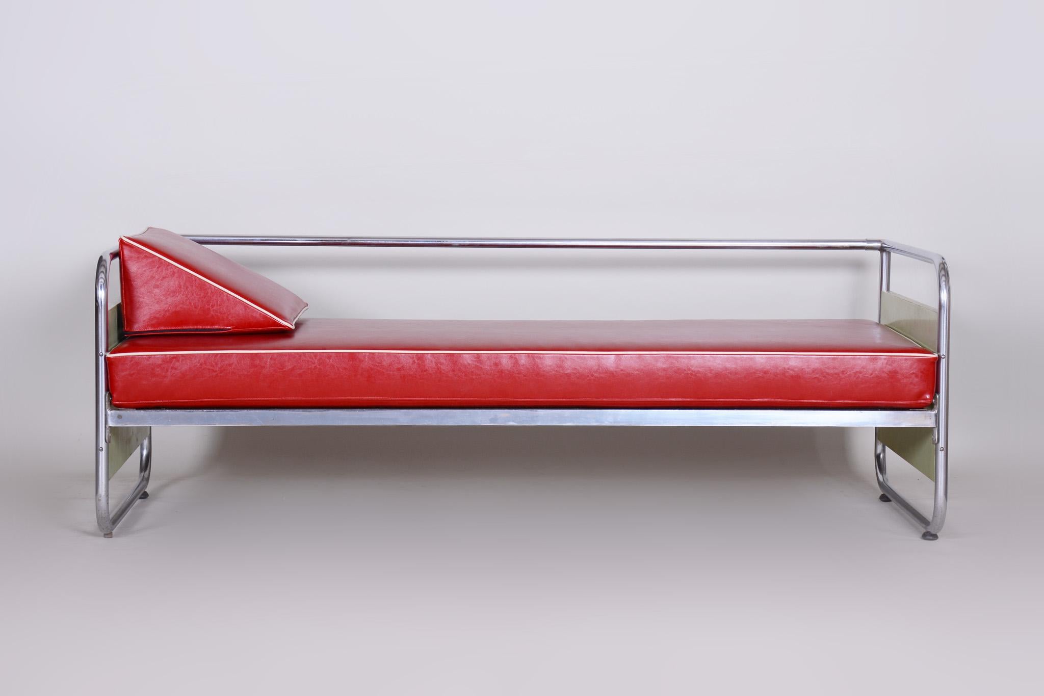 Sofa im Bauhaus-Stil mit verchromtem Stahlrohrgestell.
Hergestellt von Vichr a Spol in den 1930er Jahren.
Das verchromte Stahlrohr ist in perfektem Originalzustand.
Gepolstert mit hochwertigem Leder
Quelle: Tschechische Republik