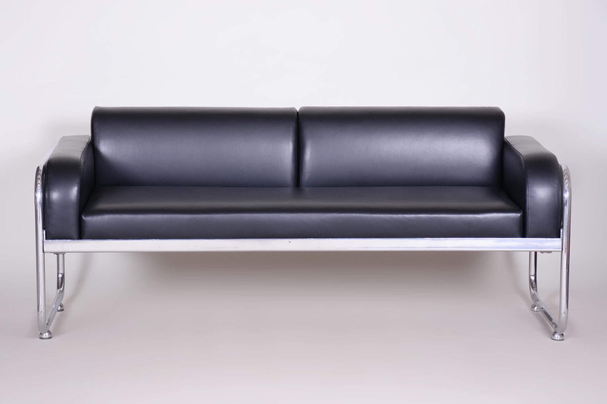 Fully Restored Bauhaus Leather and Chrome Sofa by Vichr a Spol, 1930s Czechia In Good Condition For Sale In Horomerice, CZ