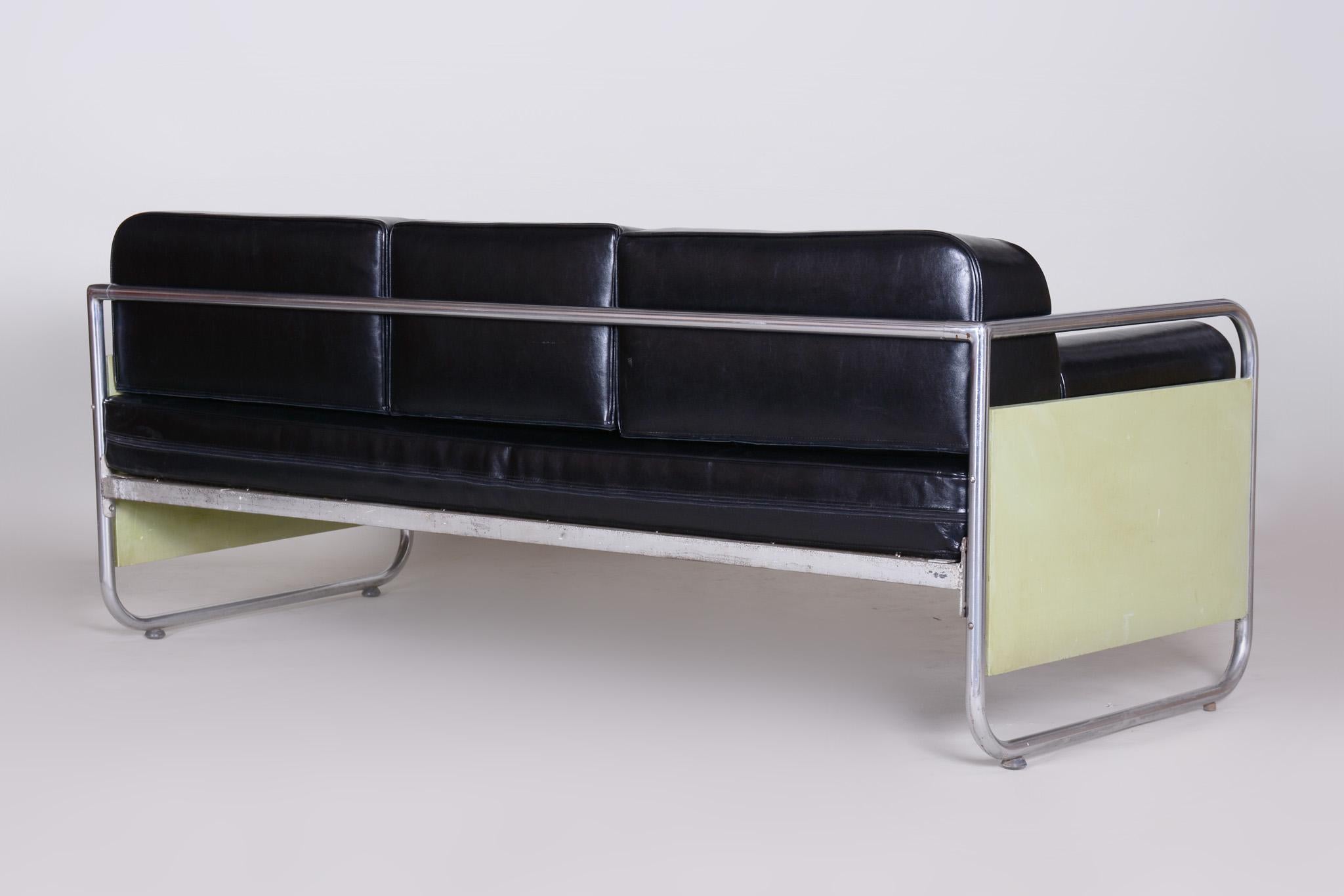 Fully Restored Bauhaus Leather and Chrome Sofa by Vichr a Spol, 1930s Czechia In Good Condition For Sale In Horomerice, CZ