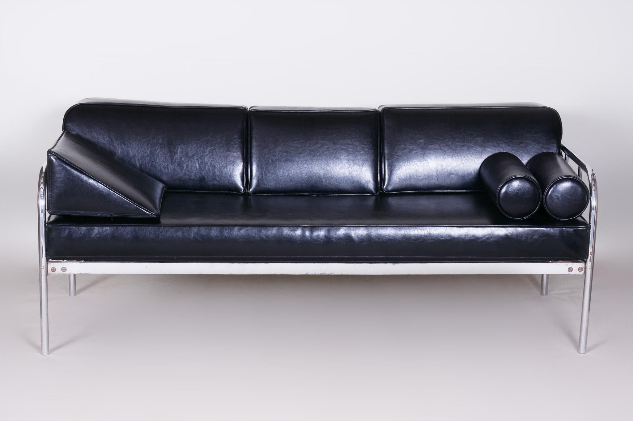 Fully Restored Bauhaus Leather and Chrome Sofa by Vichr a Spol, 1930s Czechia In Good Condition For Sale In Horomerice, CZ