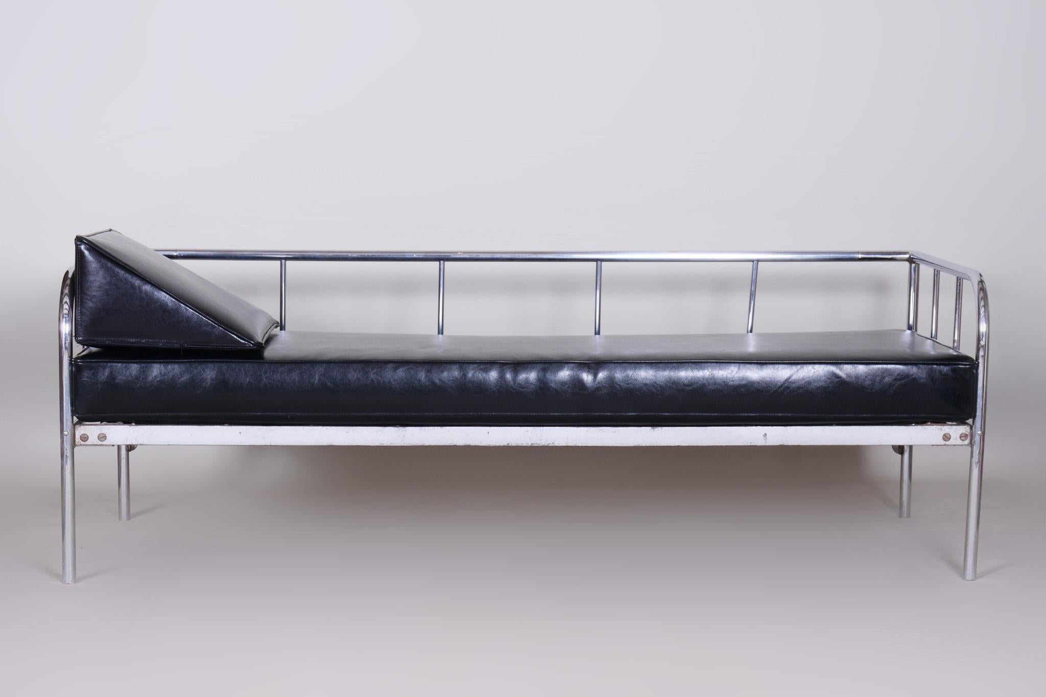 20th Century Fully Restored Bauhaus Leather and Chrome Sofa by Vichr a Spol, 1930s Czechia For Sale