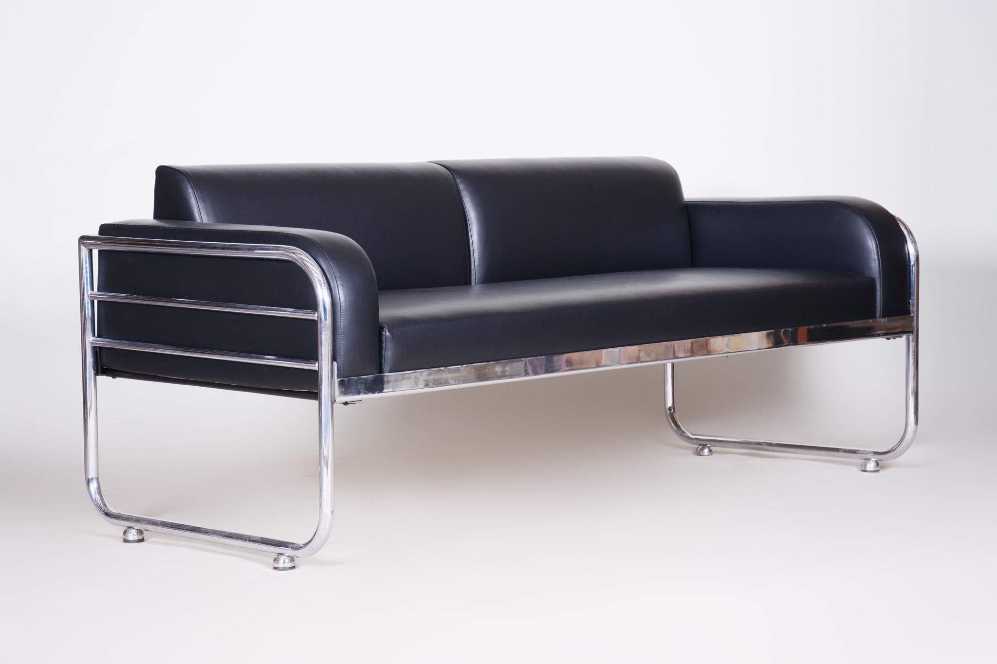 Fully Restored Bauhaus Leather and Chrome Sofa by Vichr a Spol, 1930s Czechia For Sale 4