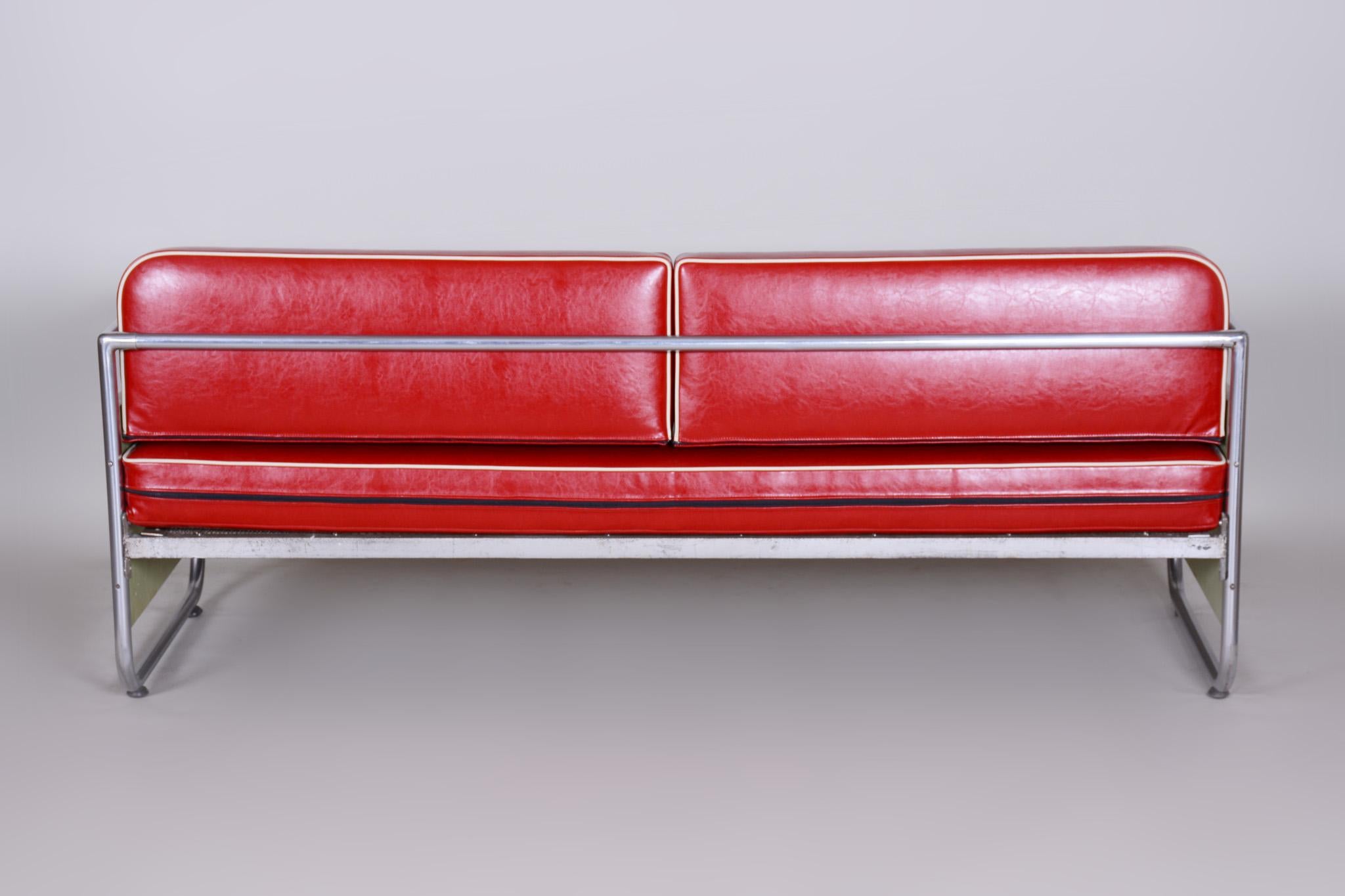 Fully Restored Bauhaus Leather and Chrome Sofa by Vichr a Spol, 1930s Czechia For Sale 1