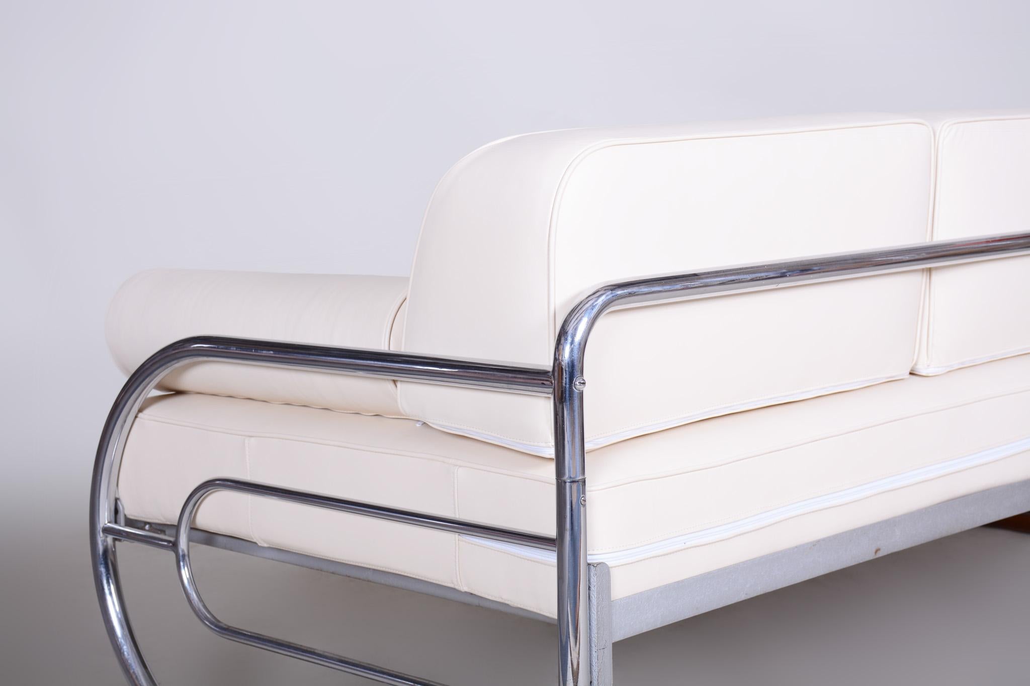 Sofa im Bauhaus-Stil mit einem Gestell aus lackiertem Holz und verchromtem Stahlrohr.
Hergestellt von Robert Slezák in den 1930er Jahren.
Das verchromte Stahlrohr ist in perfektem Originalzustand.
Gepolstert mit hochwertigem weißem