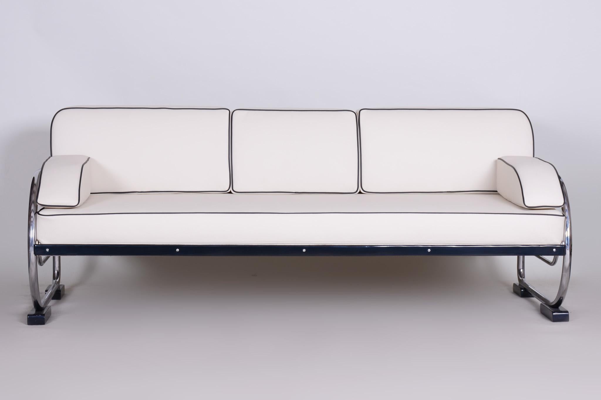 Sofa im Bauhaus-Stil mit verchromtem Stahlrohrgestell.
Hergestellt von Robert Slezák in den 1930er Jahren.
Das verchromte Stahlrohr ist in perfektem Originalzustand.
Gepolstert mit hochwertigem weißem Leder.
Quelle: Tschechische Republik