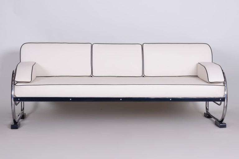 Bauhaus style sofa with chrome tubular steel frame.
Manufactured by Robert Slezák in the 1930s.
Chrome tubular steel is in perfect original condition.
Upholstered to high quality white leather.
Source: Czechia (Czechoslovakia).