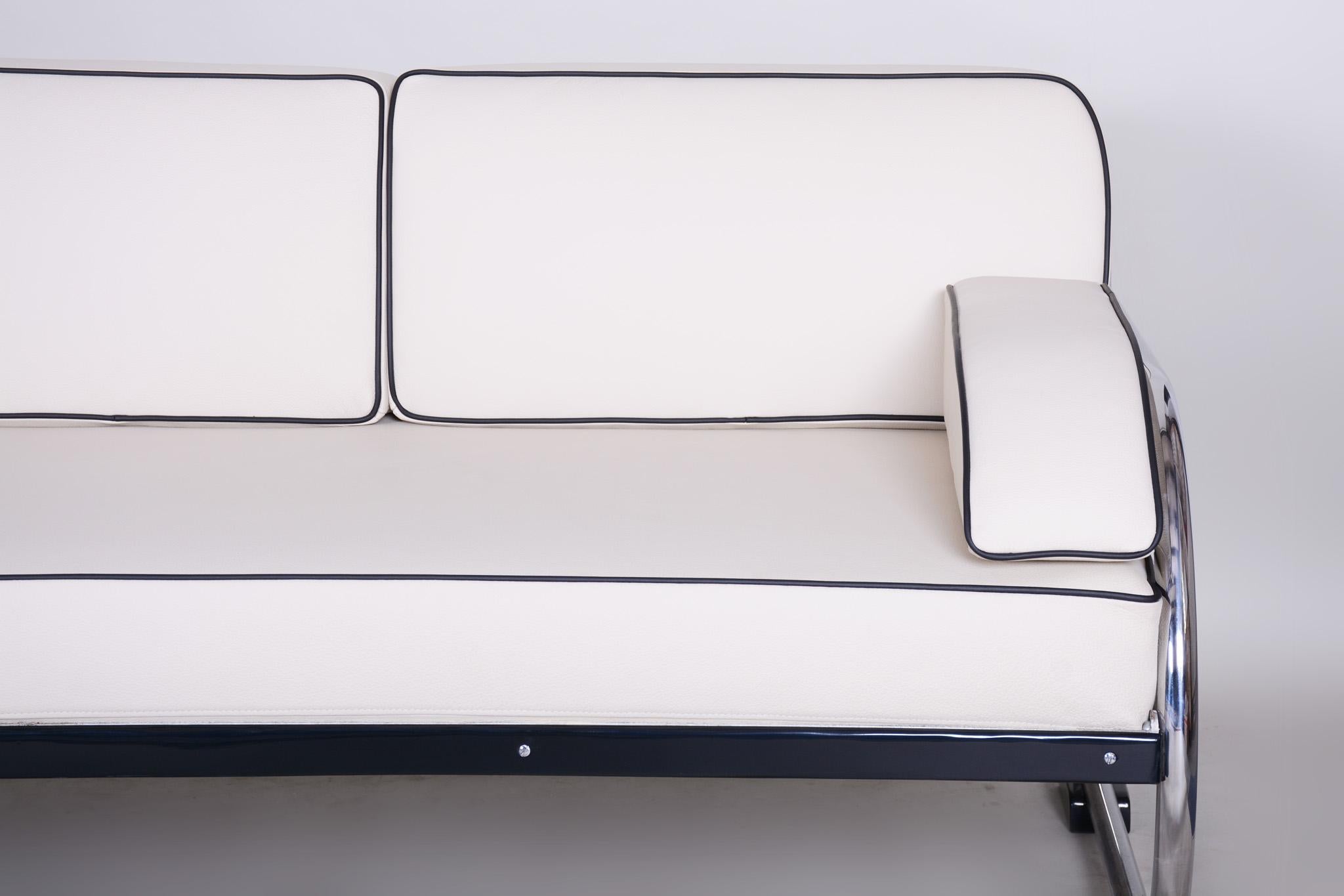 Vollständig restauriertes Bauhaus-Sofa aus weißem Leder mit Chromrohr von Robert Slezk, 1930er Jahre (Tschechisch) im Angebot