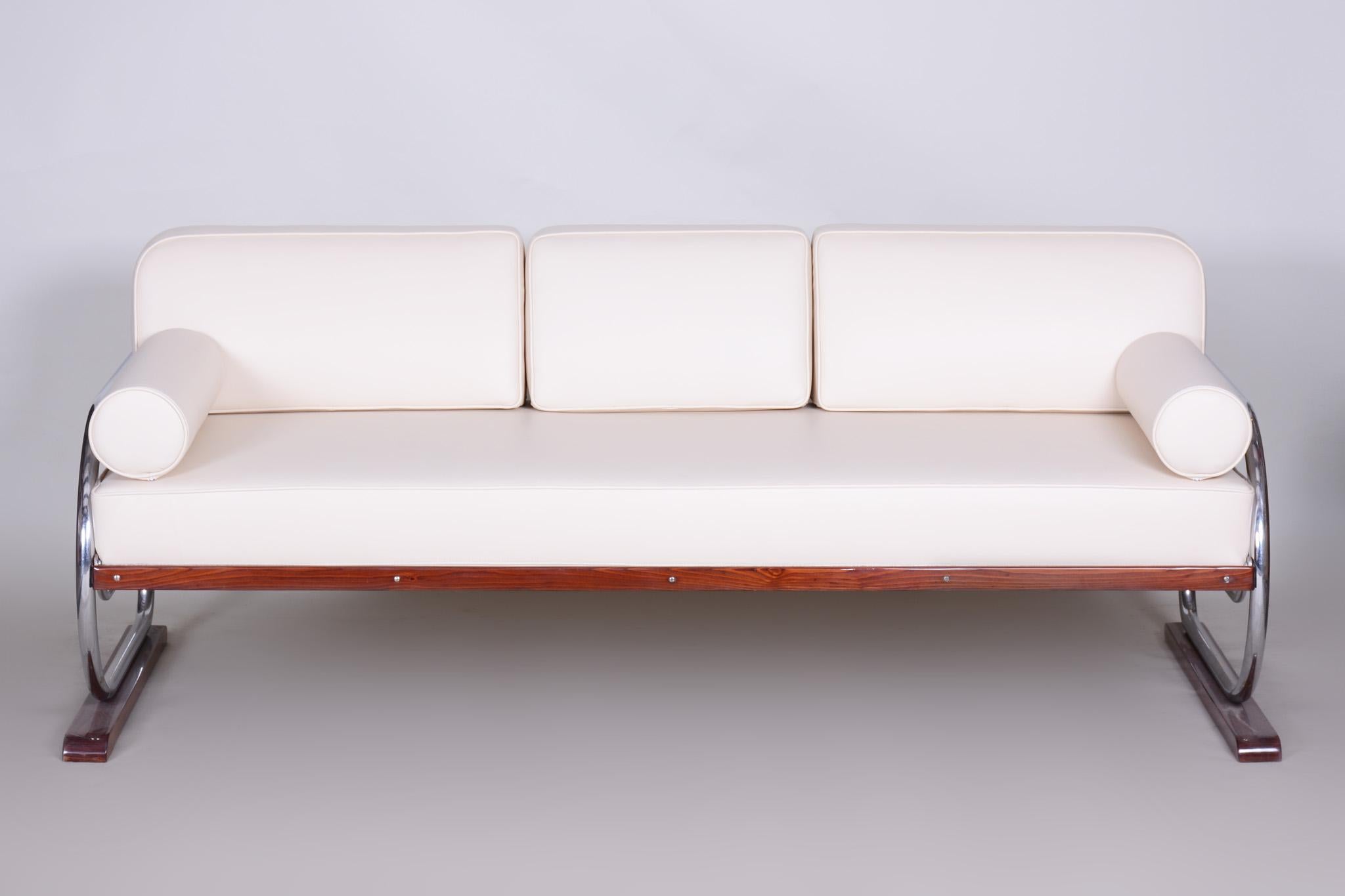 Fully Restored Bauhaus White Leather Tubular Chrome Sofa by Robert Slezák, 1930s In Good Condition For Sale In Horomerice, CZ