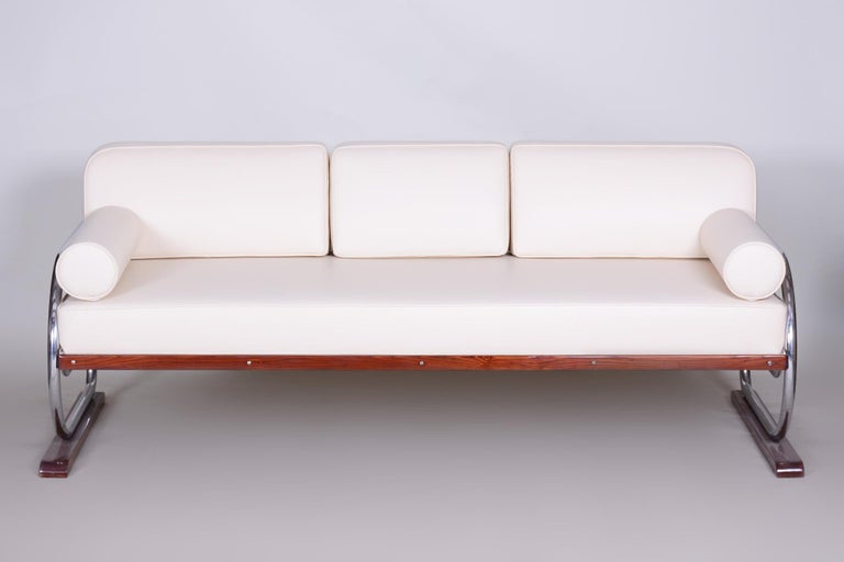 Fully Restored Bauhaus White Leather Tubular Chrome Sofa by Robert Slezák, 1930s In Good Condition For Sale In Horomerice, CZ