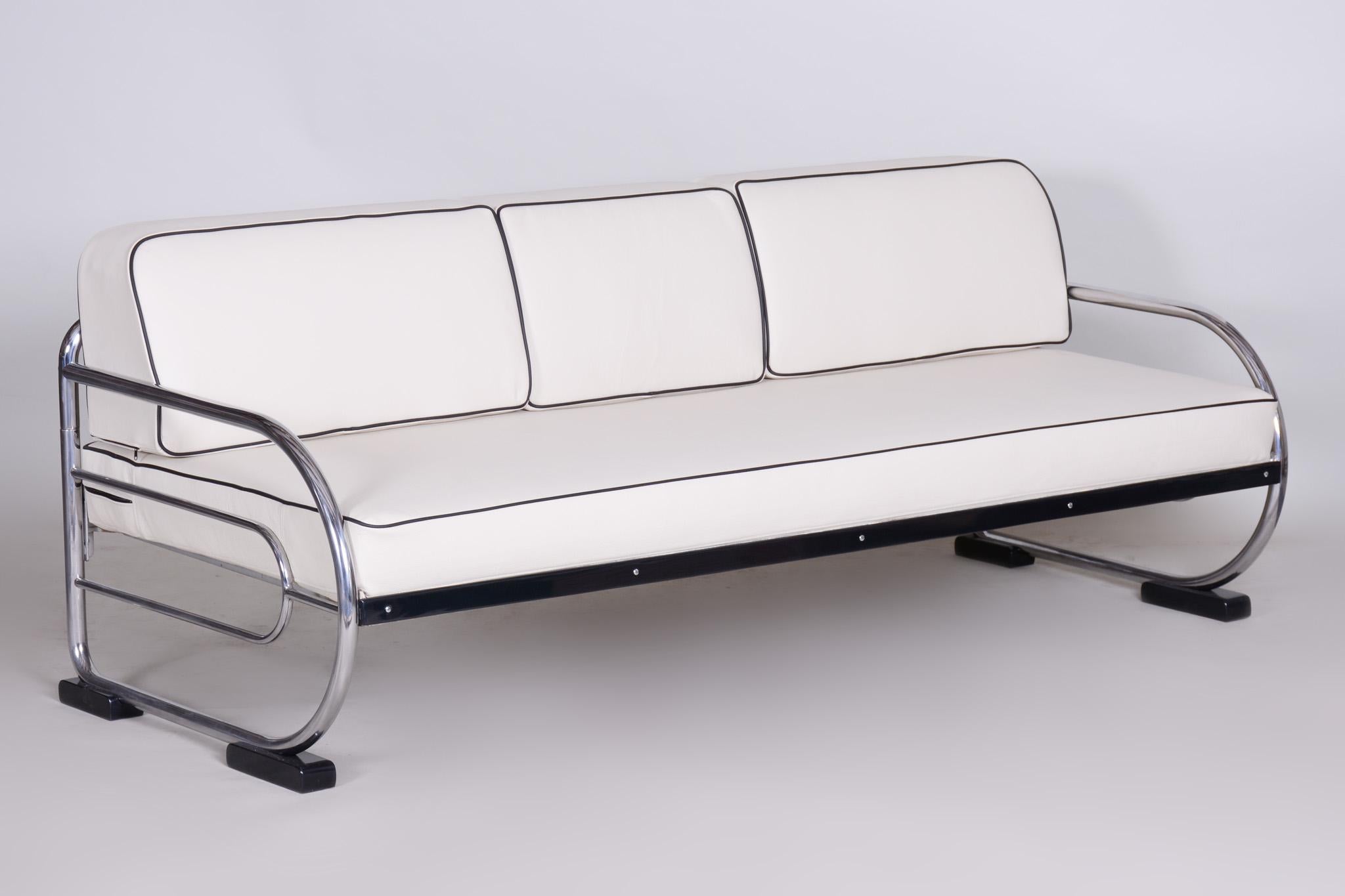 Vollständig restauriertes Bauhaus-Sofa aus weißem Leder mit Chromrohr von Robert Slezk, 1930er Jahre im Zustand „Gut“ im Angebot in Horomerice, CZ