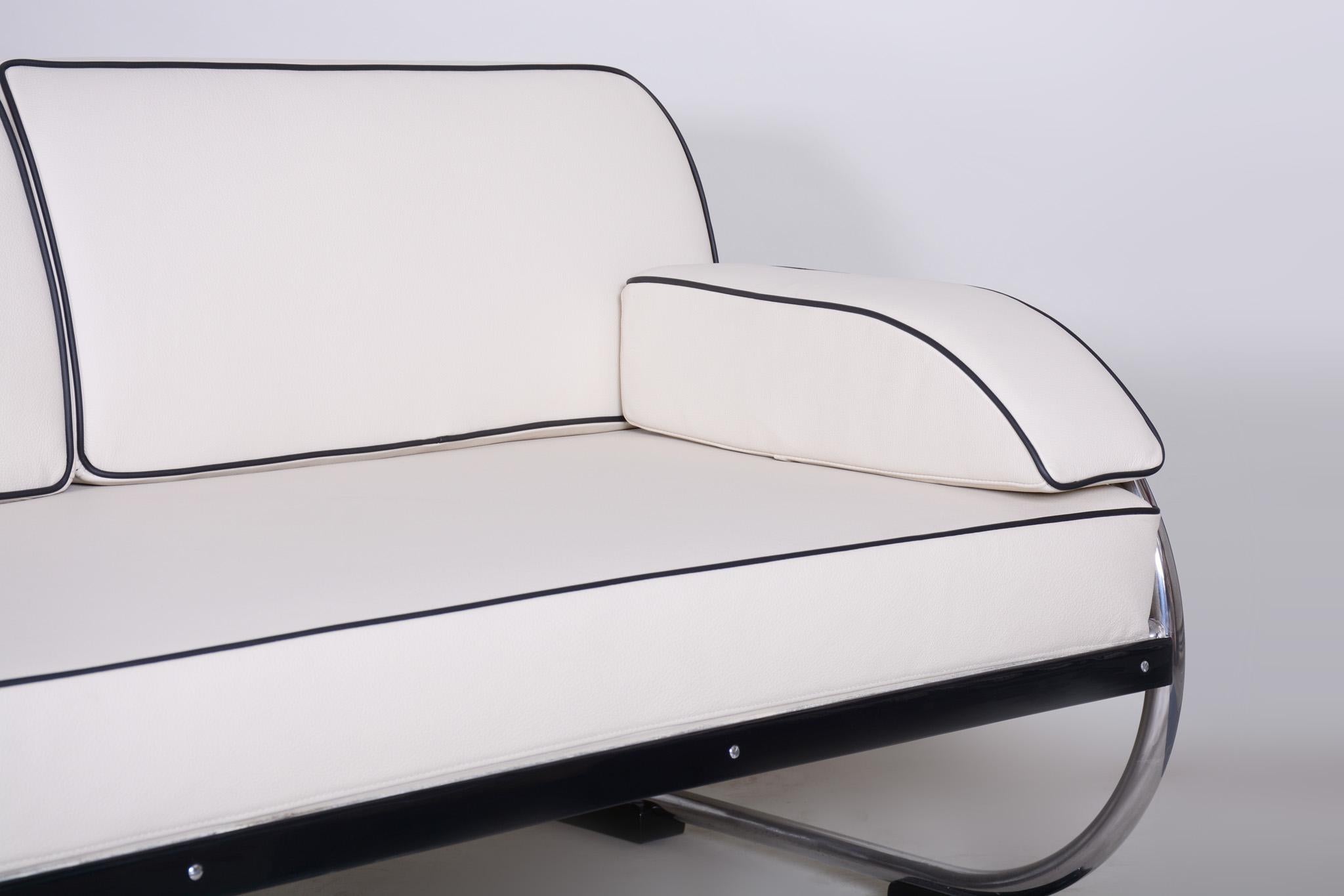 Cuir Canapé Bauhaus tubulaire chromé en cuir blanc entièrement restauré de Robert Slezk, années 1930 en vente