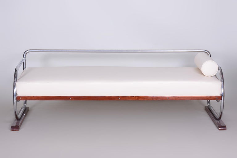 Fully Restored Bauhaus White Leather Tubular Chrome Sofa by Robert Slezák, 1930s For Sale 2