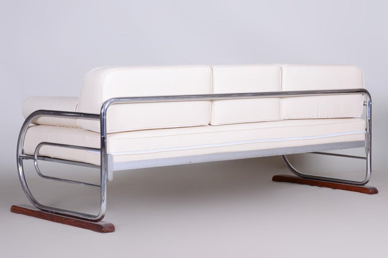 Fully Restored Bauhaus White Leather Tubular Chrome Sofa by Robert Slezák, 1930s For Sale 3