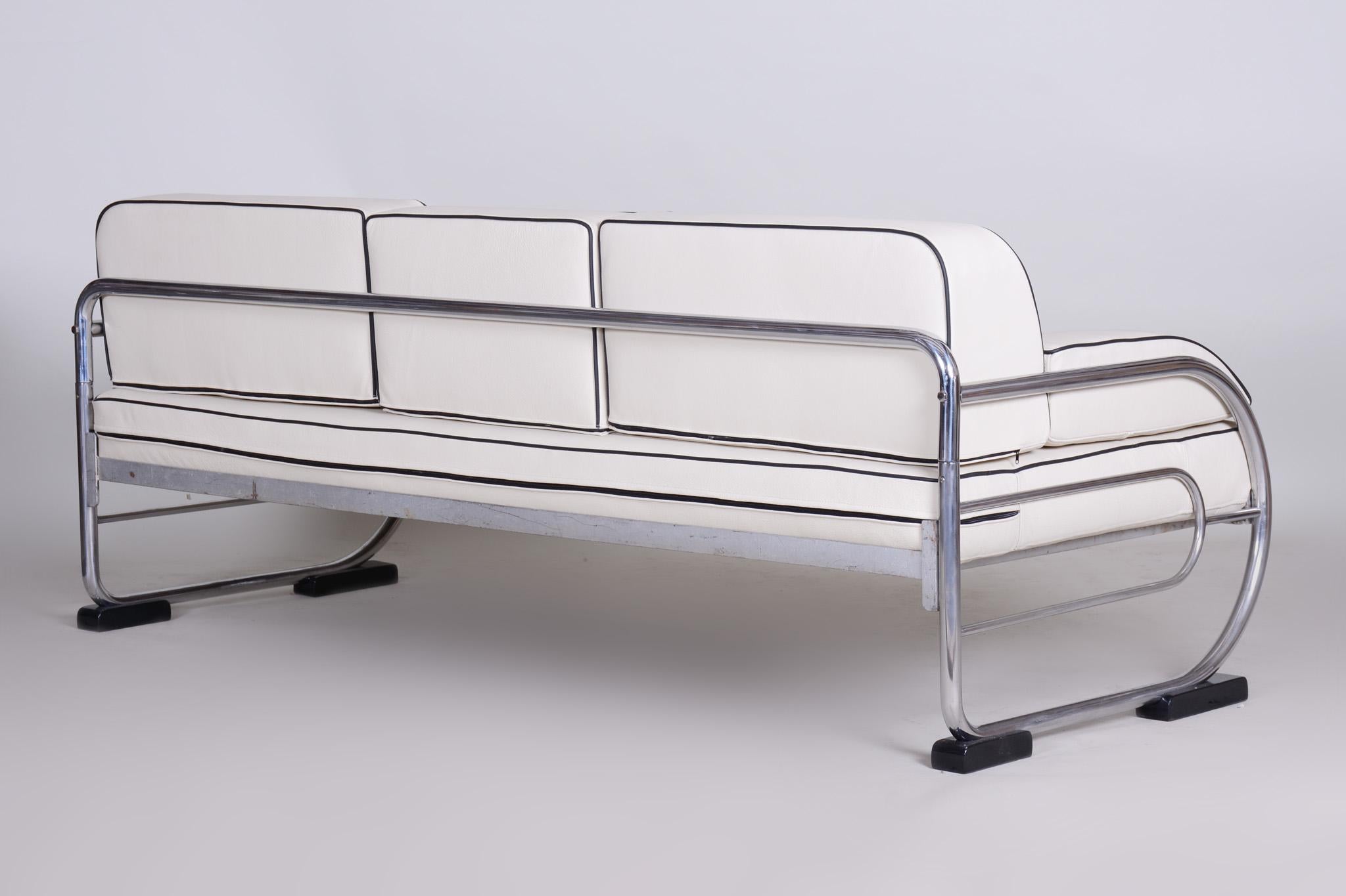 20th Century Fully Restored Bauhaus White Leather Tubular Chrome Sofa by Robert Slezák, 1930s For Sale