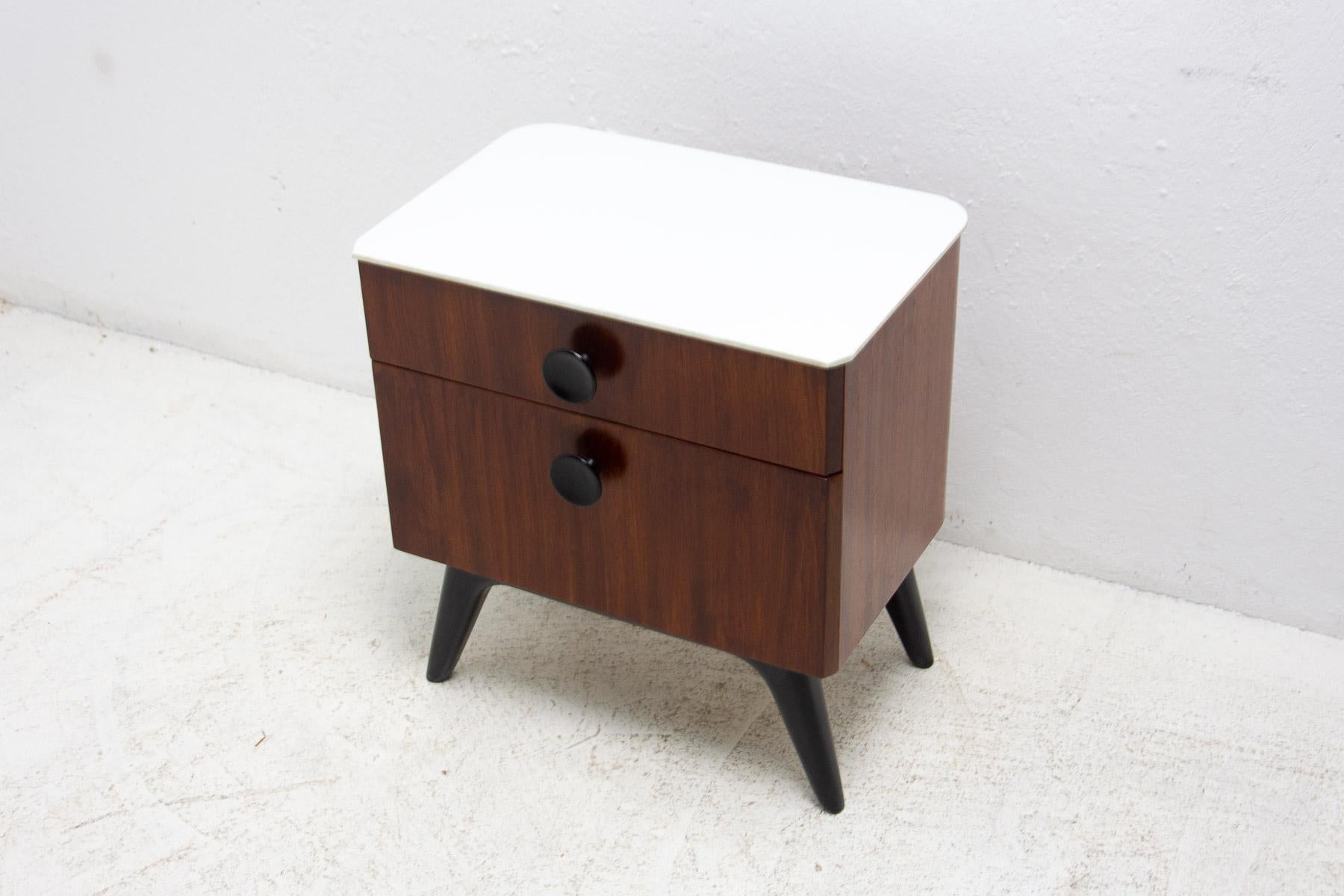 Fully Restored Bedside Table by Jindřich Halabala for ÚP Závody, 1950's, Czech For Sale 9