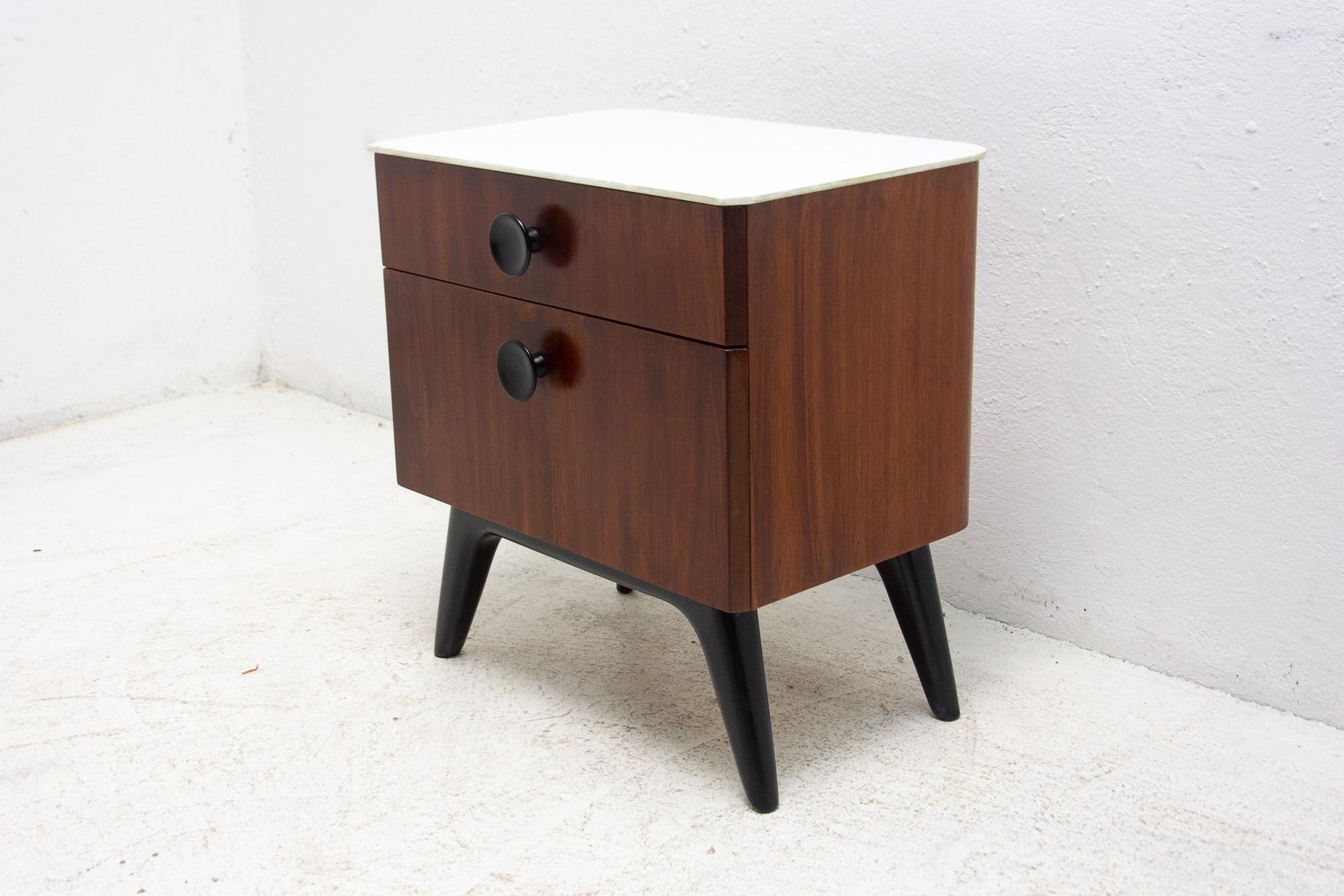 Fully Restored Bedside Table by Jindřich Halabala for ÚP Závody, 1950's, Czech In Excellent Condition For Sale In Prague 8, CZ