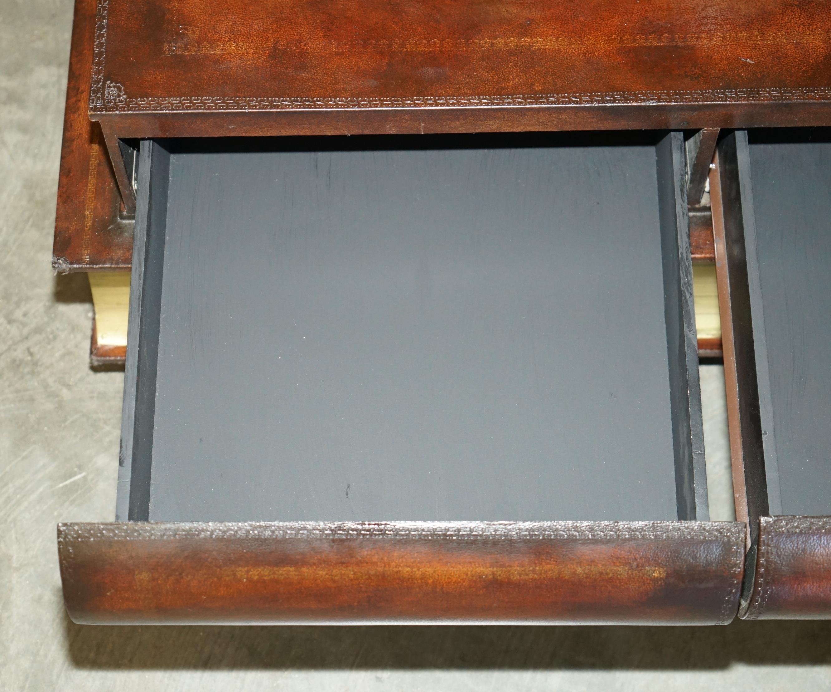 FULLY RESTORED BROWN LEATHER SCHOLARS STACK OF BOOKCASE COFFEE TABLE DRAWERs For Sale 8