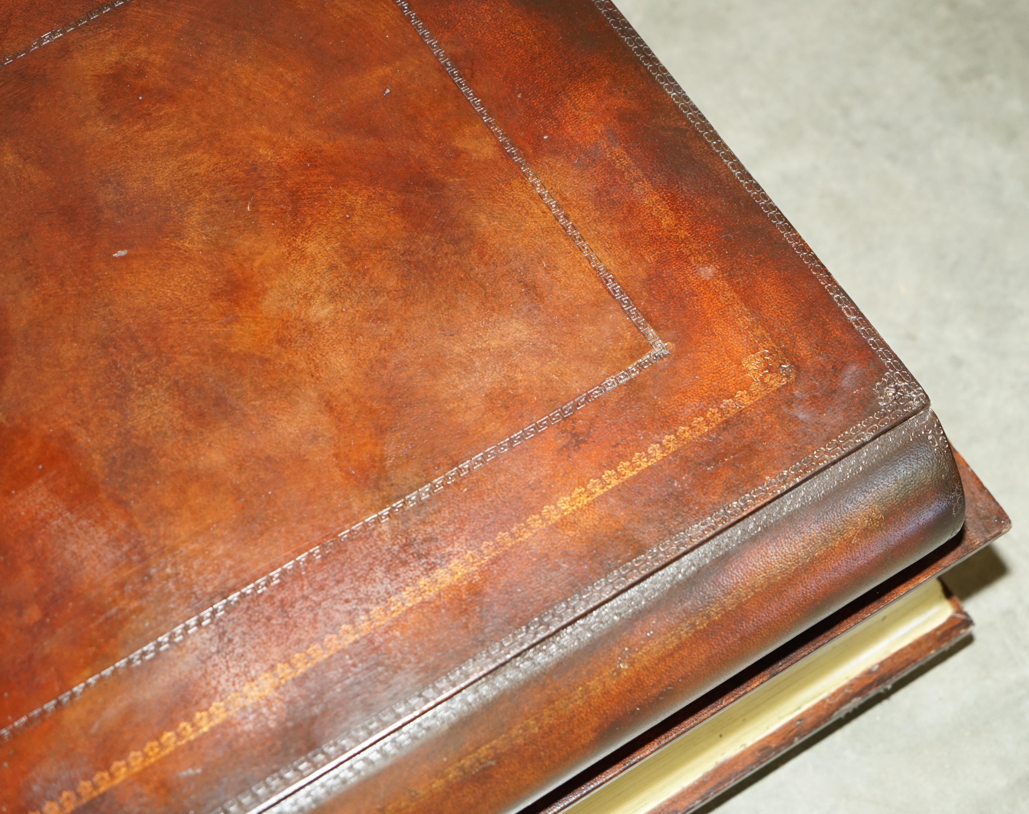 FULLY RESTORED BROWN LEATHER SCHOLARS STACK OF BOOKCASE COFFEE TABLE DRAWERs In Good Condition For Sale In West Sussex, Pulborough
