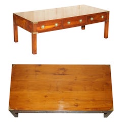 Table basse à 3 tiroirs de campagne militaire en loupe d'if et orme, entièrement restaurée.