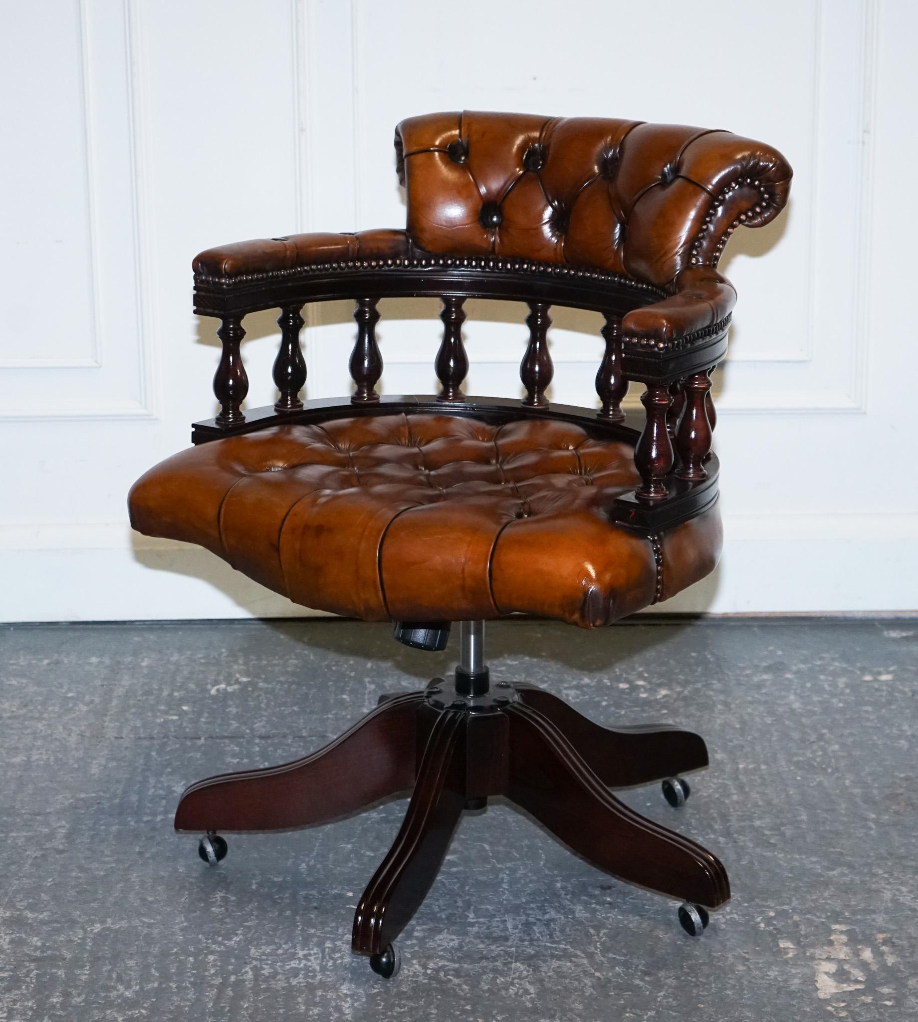 
Antigüedades de Londres



Estamos encantados de poner a la venta este impresionante Sillón Chesterfield giratorio de cuero teñido a mano de color marrón cigarro restaurado.

El cuero de esta silla se ha desnudado y luego se ha teñido