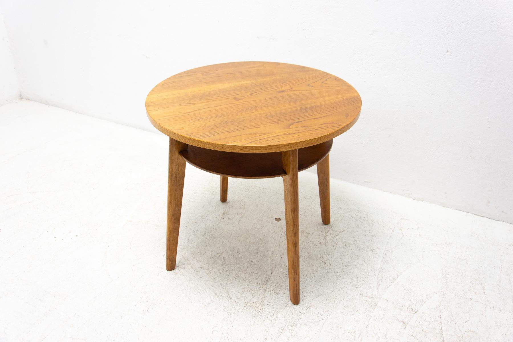 This mid century coffee table was made in the former Czechoslovakia by Ceský nábytek company in the 1960´s. It´s made of oak wood.

Associated with world-renowned EXPO 58 exhibition in Brussels. In excellent condition.

Measures: Height 63