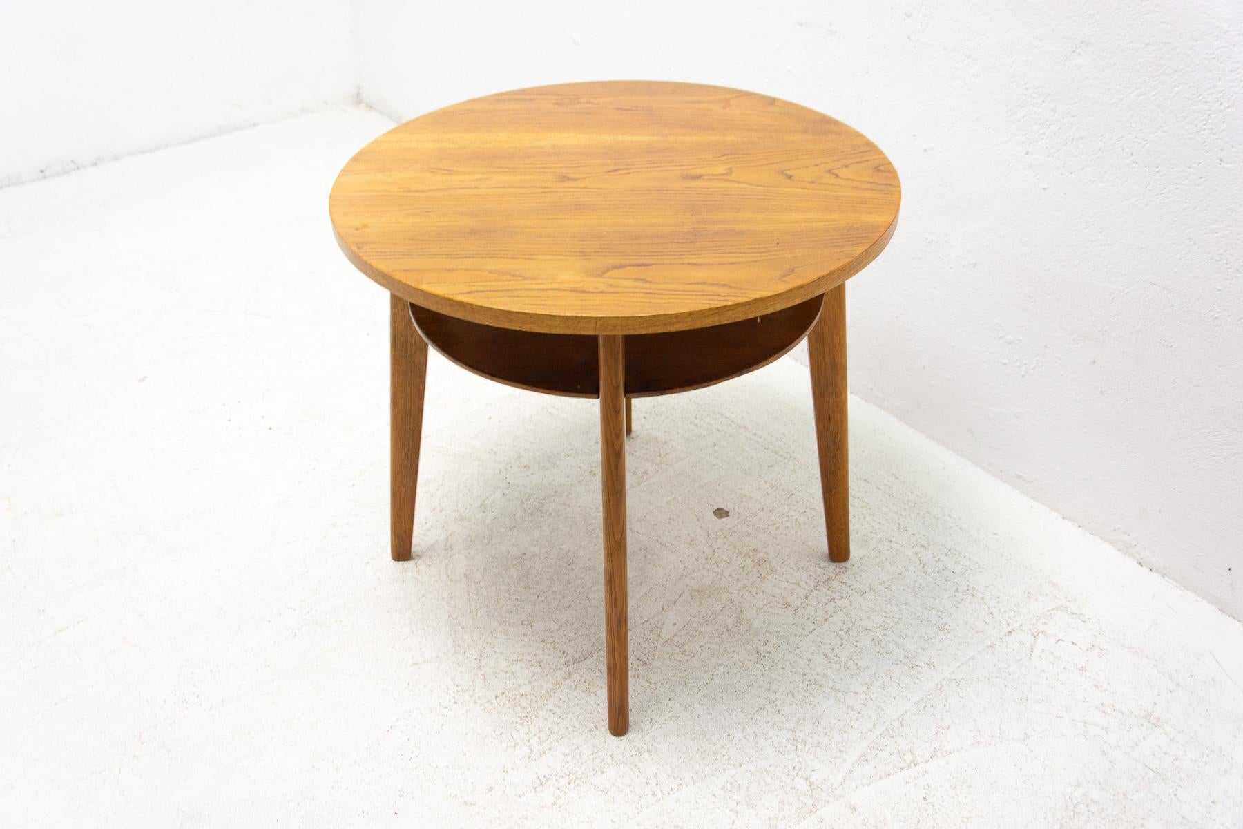 Fully Restored Coffee Table by Česky Nabytek, Czechoslovakia, 1960´S In Excellent Condition For Sale In Prague 8, CZ